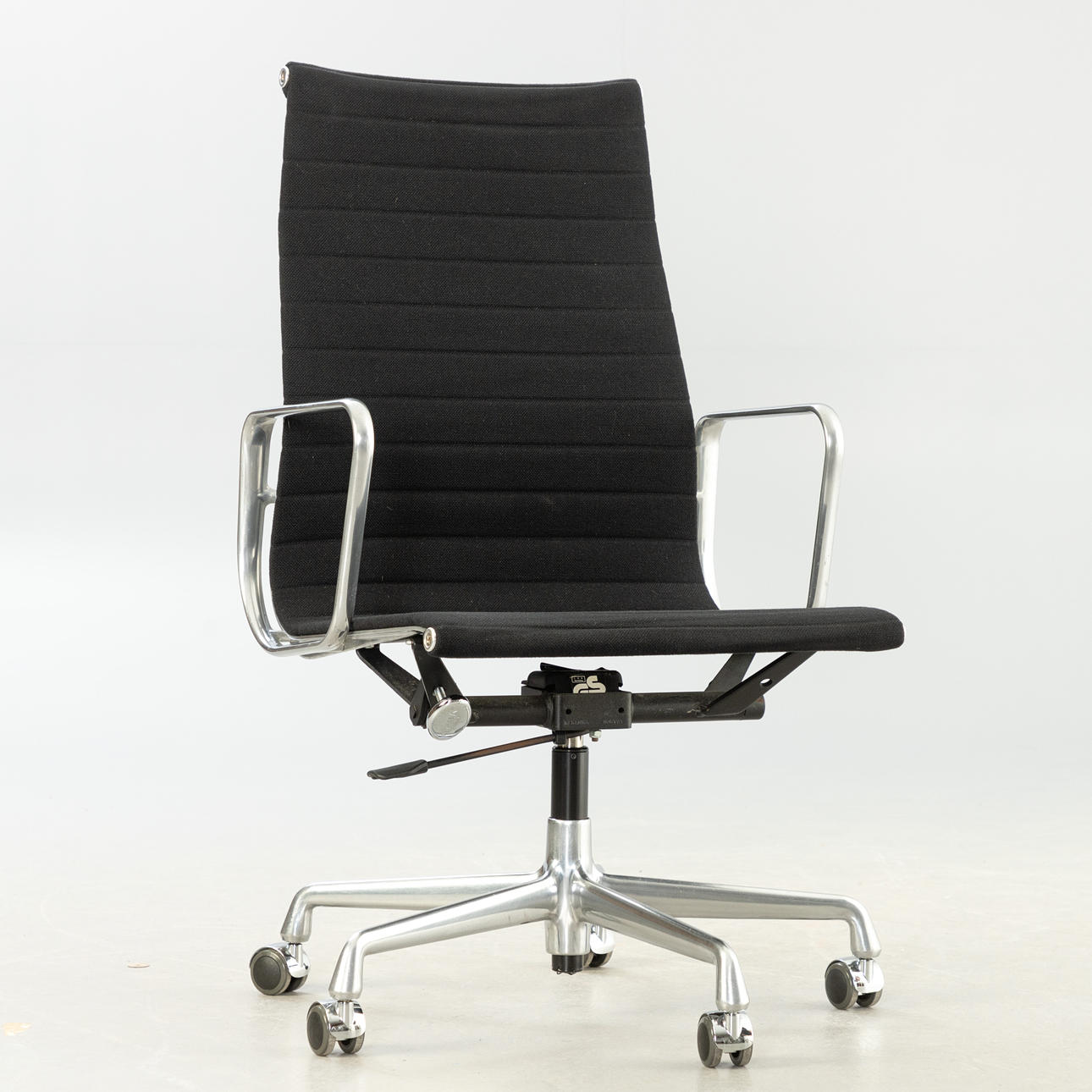 CHARLES & RAY EAMES, EA 119 kontorsstol för Vitra.