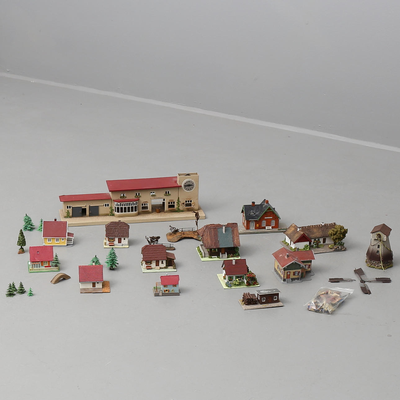 TÅGBANEDELAR, modellhus, järnvägsstation, väderkvarn, mm.