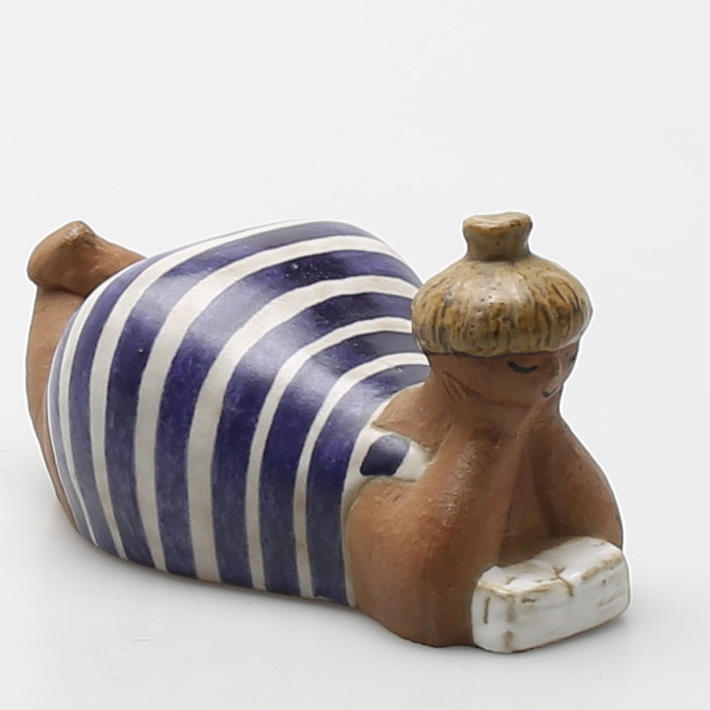 LISA LARSON. Figurin, stengods "Beata" ur serien ABC-flickorna. Gustavsberg.