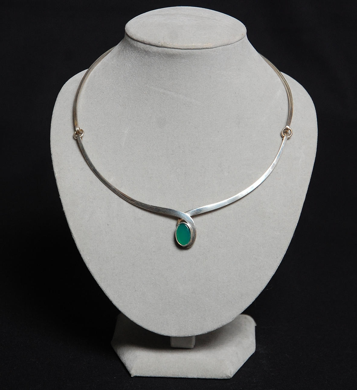 HALSBAND, silver med grön sten, stämplat 1943.