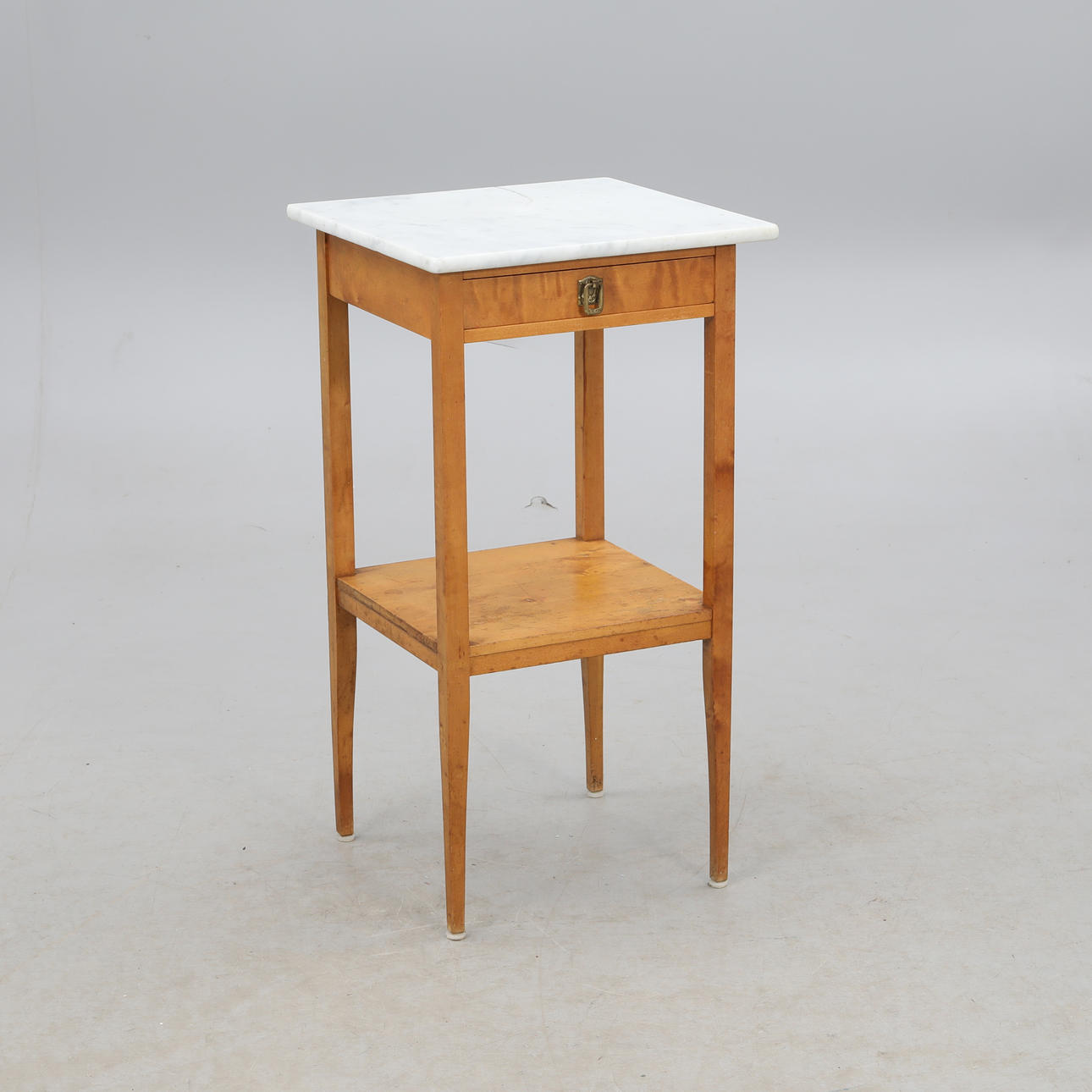 PÖYTÄ, marmorilevy, 1900-luvun alkupuoli.