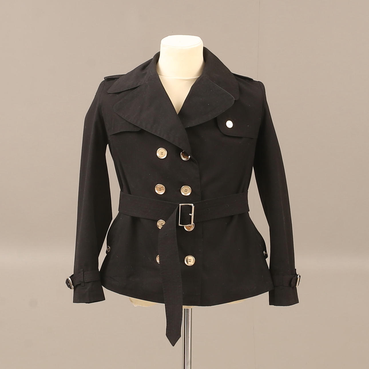 BURBERRY. Gabardina negra.