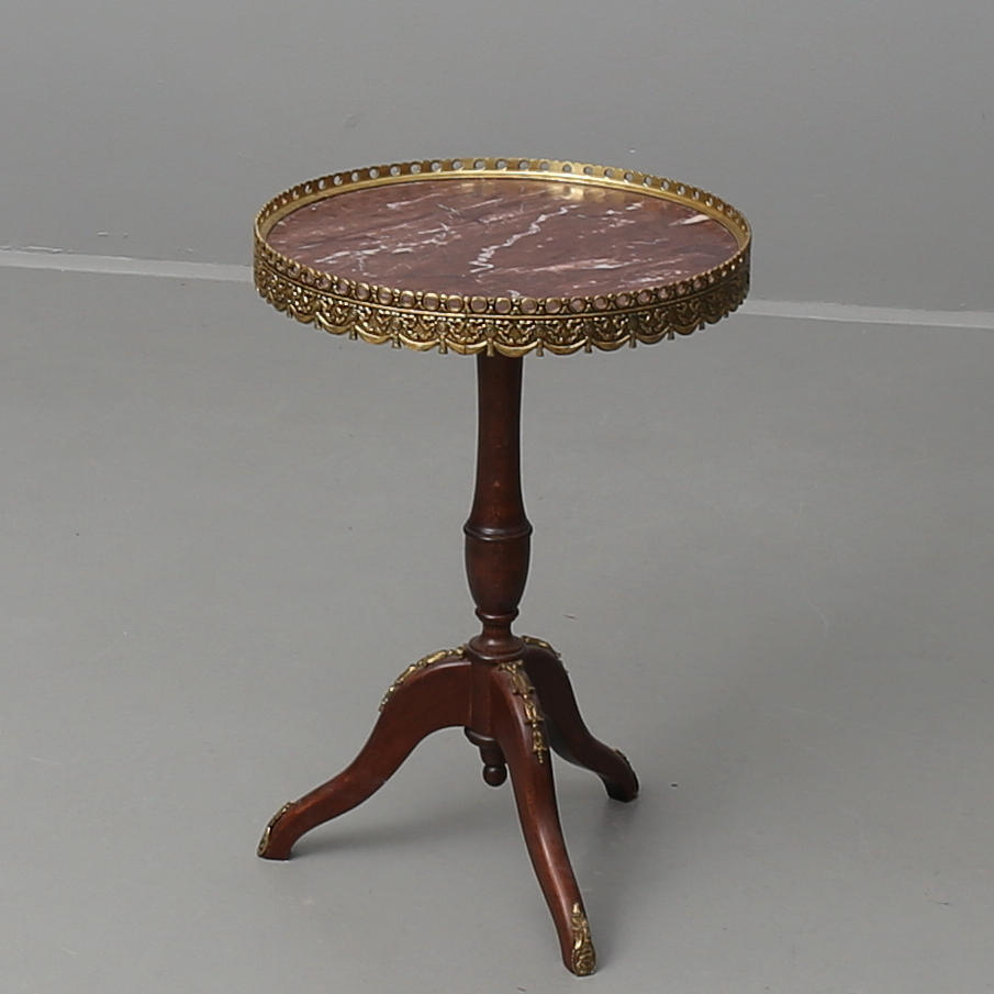 BORD med marmorskiva.