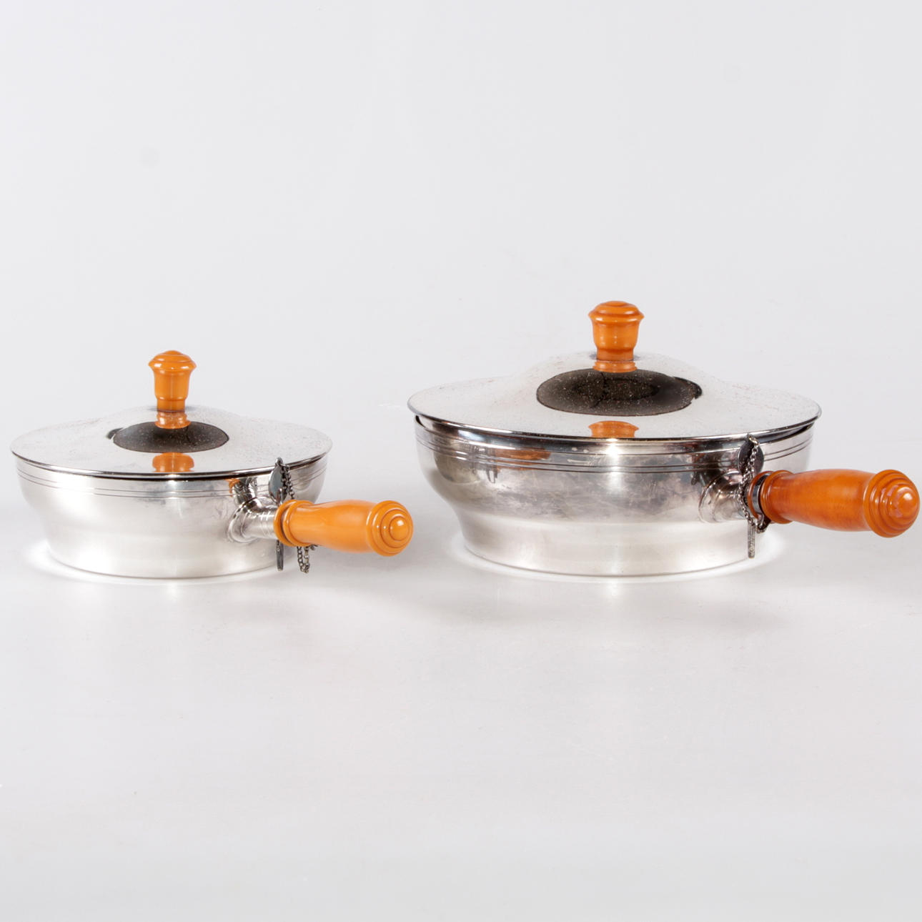 KAROTTER, med lock, 2 st. Nysilver, CG Hallberg för MS Svensksund, 1935.