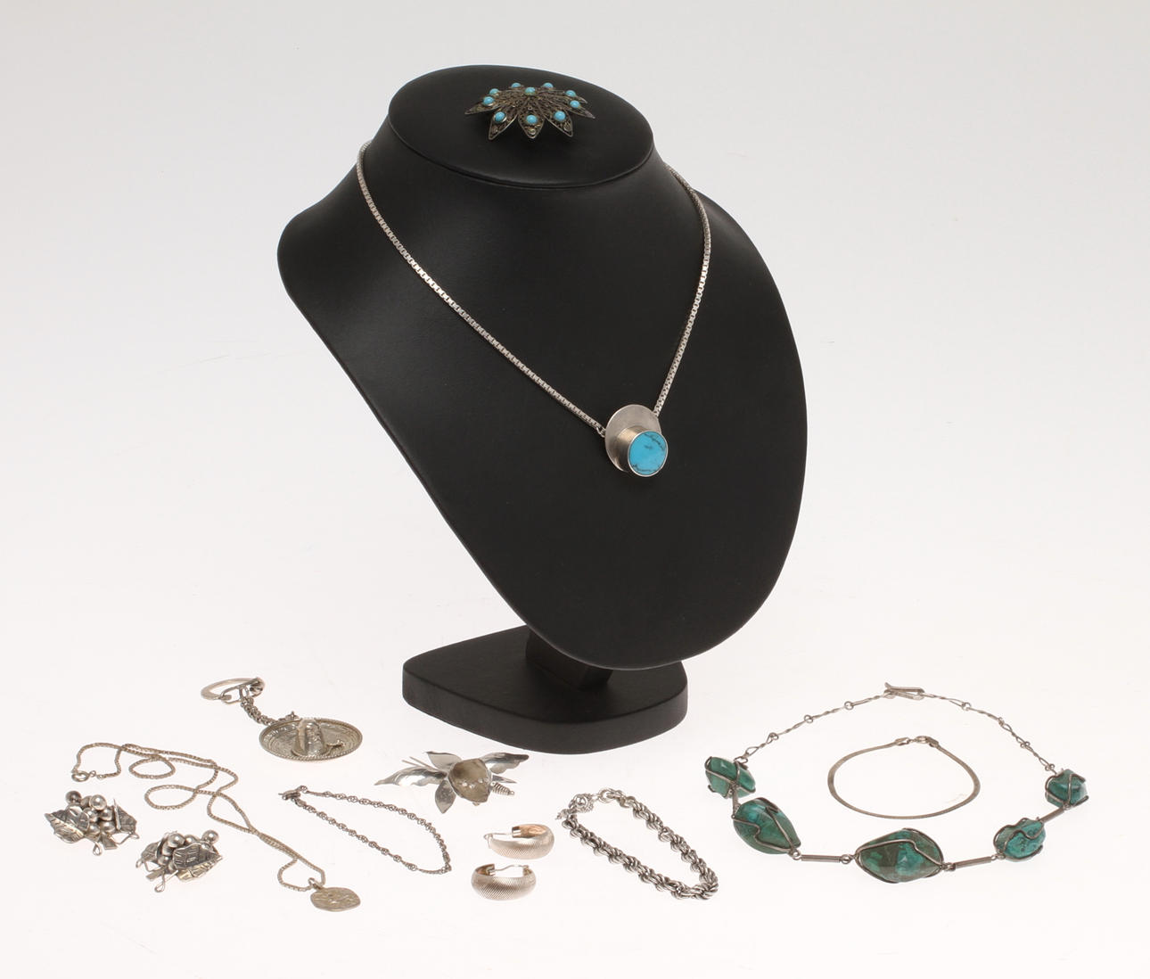 SMYCKEN, silver, 11 delar, bland annat från Mexico, 1900/2000-tal.