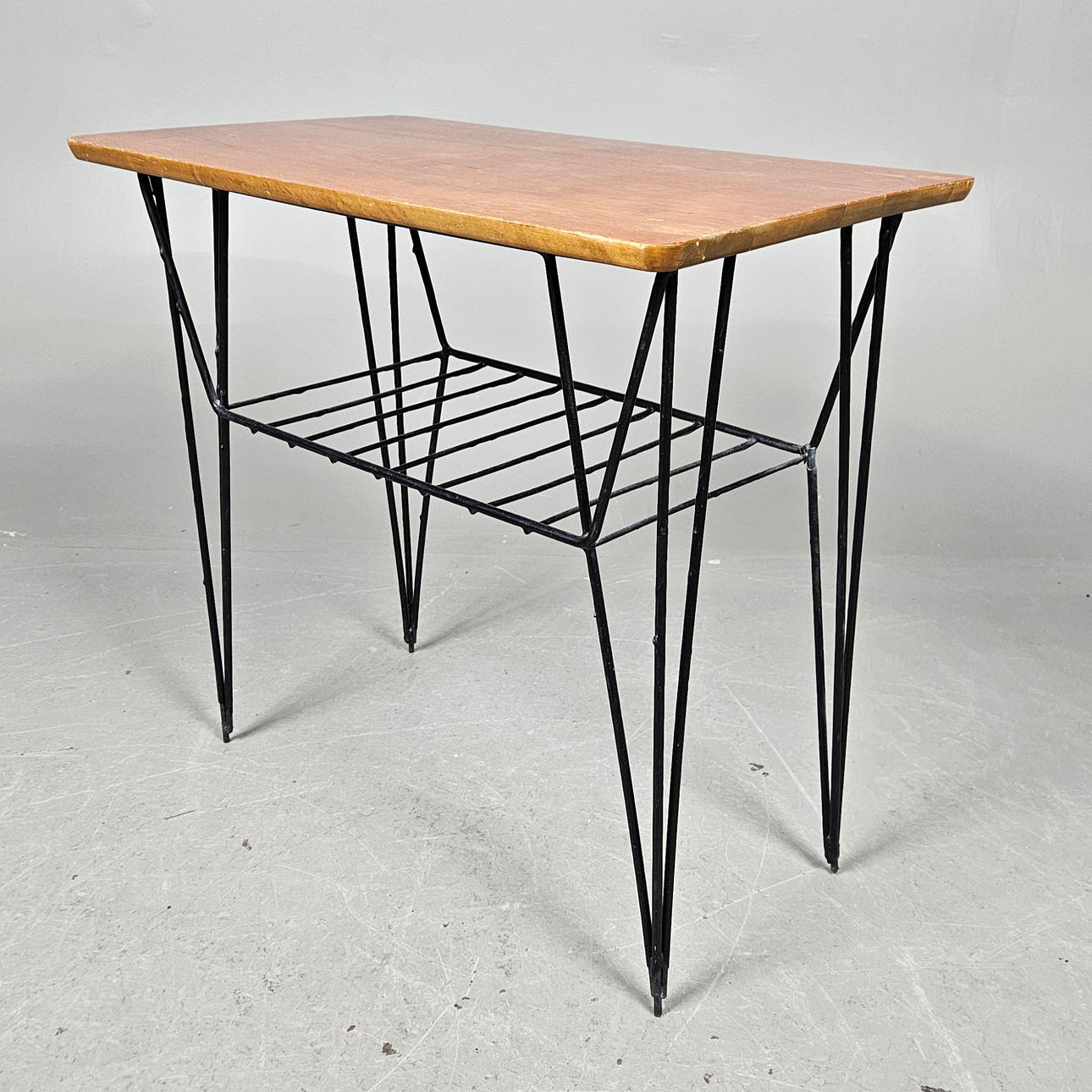 A 1950s/60s string table.