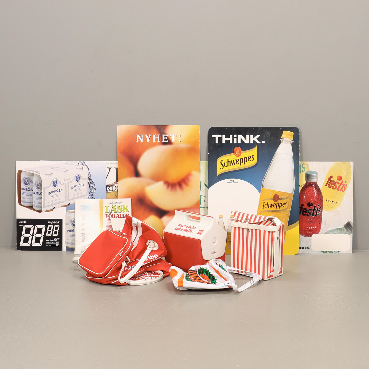 TASKER OG SKILTE. Annoncering, Coca Cola, Loranga og mere.