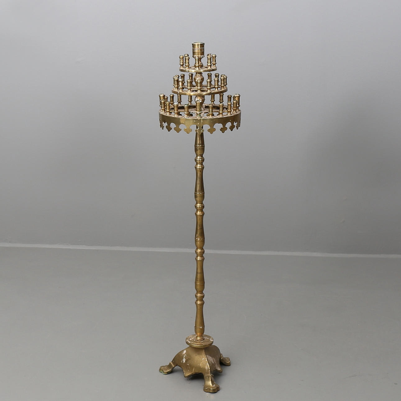 GOLVKANDELABER av mässing, gotisk stil.