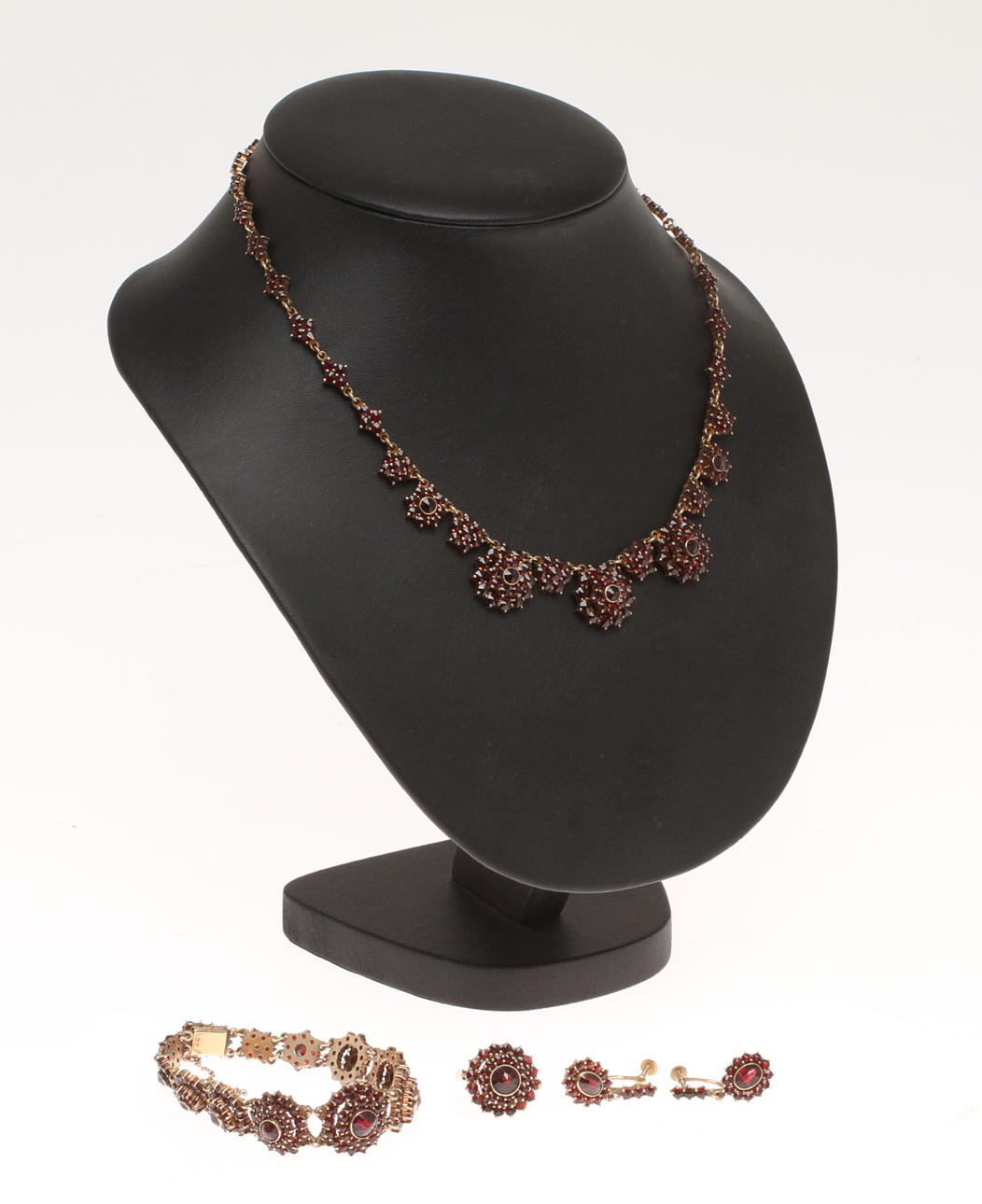 SMYCKESGARNITYR, 4 delar, silver med granater. 1900-tal.