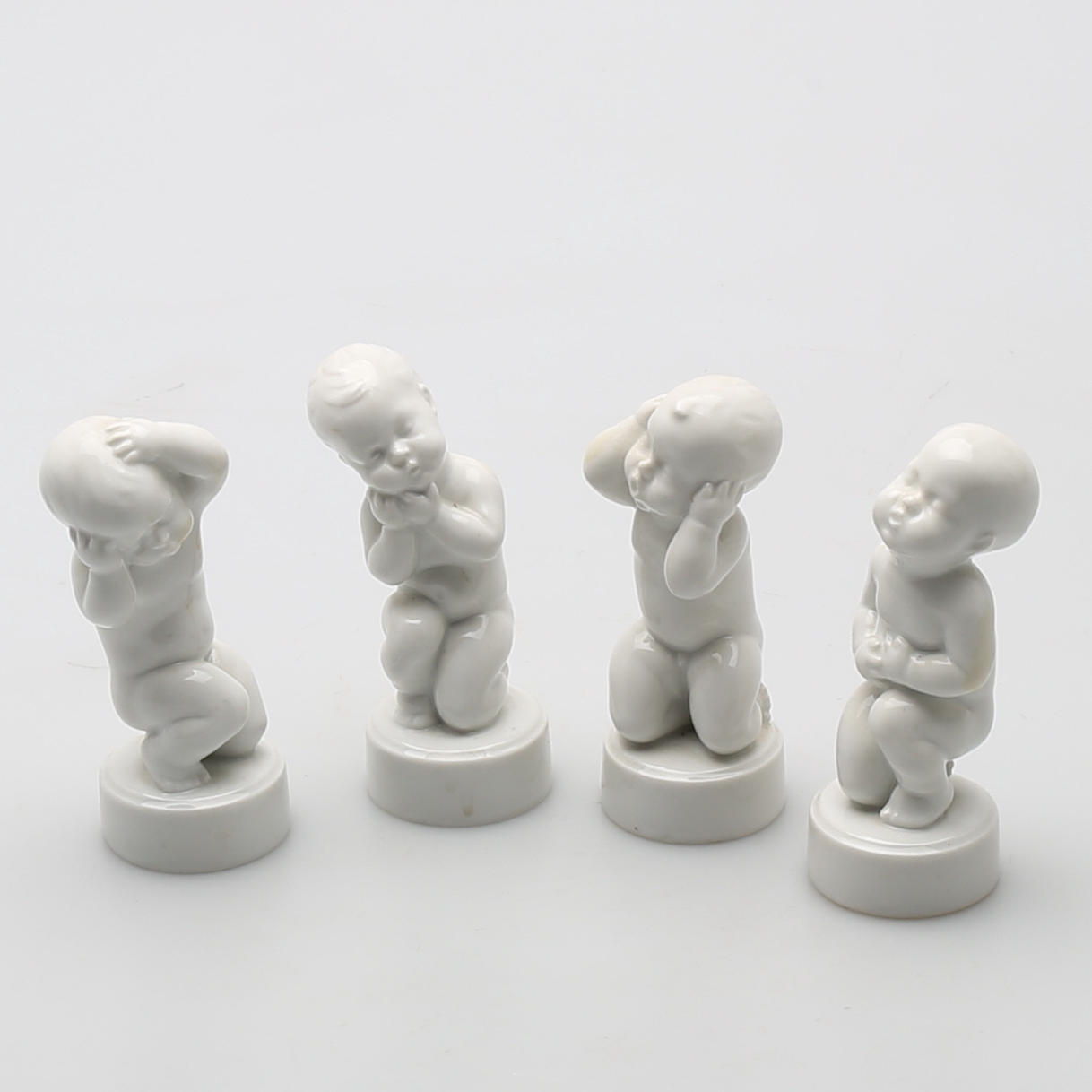 SVEND LINDHART. "Pinebarn" figuriner, 4 st porslin. Bing & Gröndal.