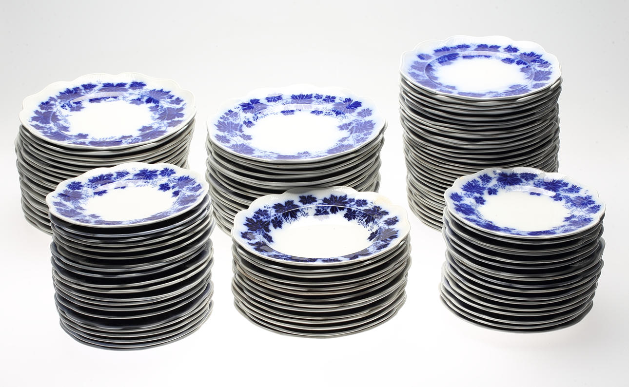 MATSERVIS, 144 delar, keramik, "Vinranka", flytande blått, Arthur Percy, Gefle/Upsala-Ekeby, 1900-tal.