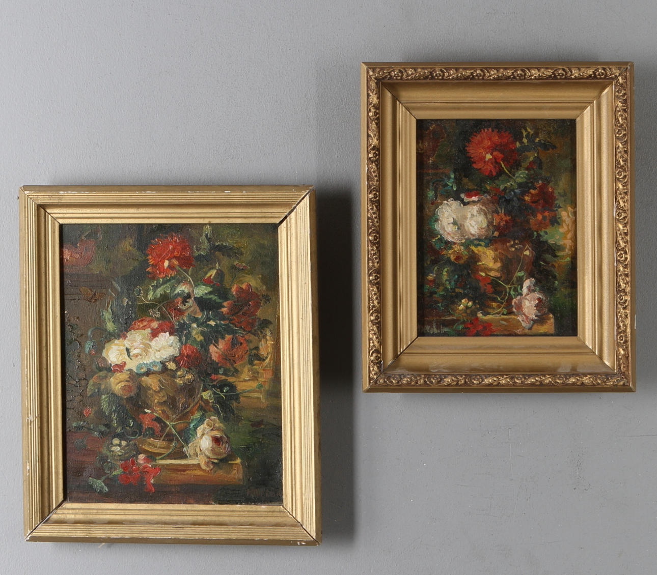 OIDENTIFIERAD KONSTNÄR. 2 st, blomsterstilleben, olja på duk, signerade.