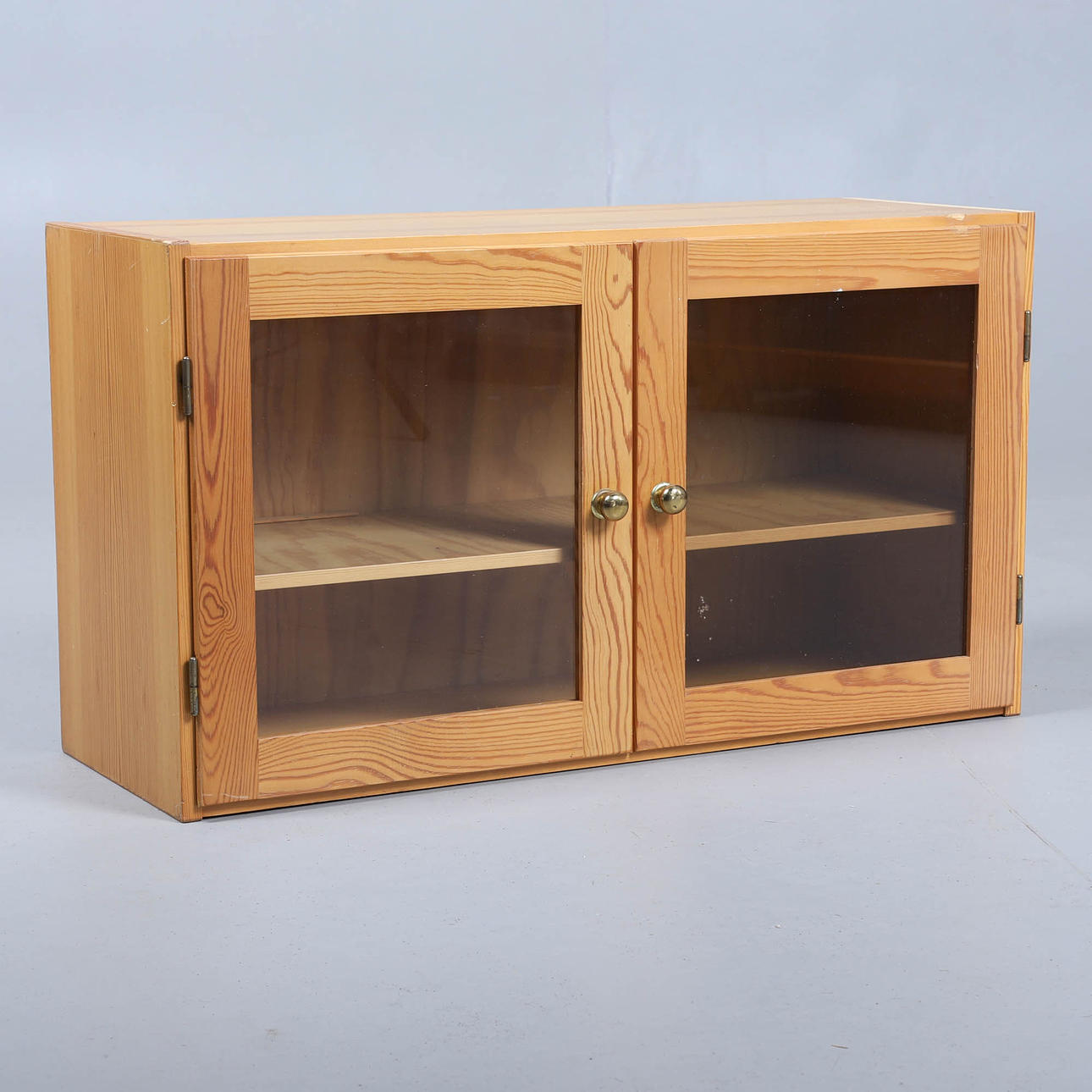 VÄGGVITRIN, furu, 1900-talets andra del.