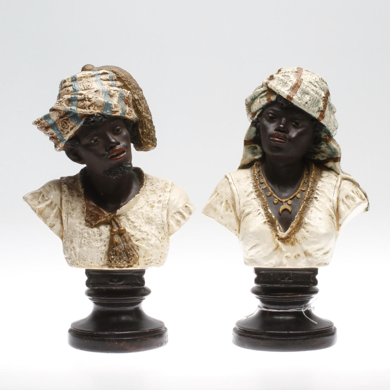 BYSTER, ett par, gips tidigt 1900-tal.