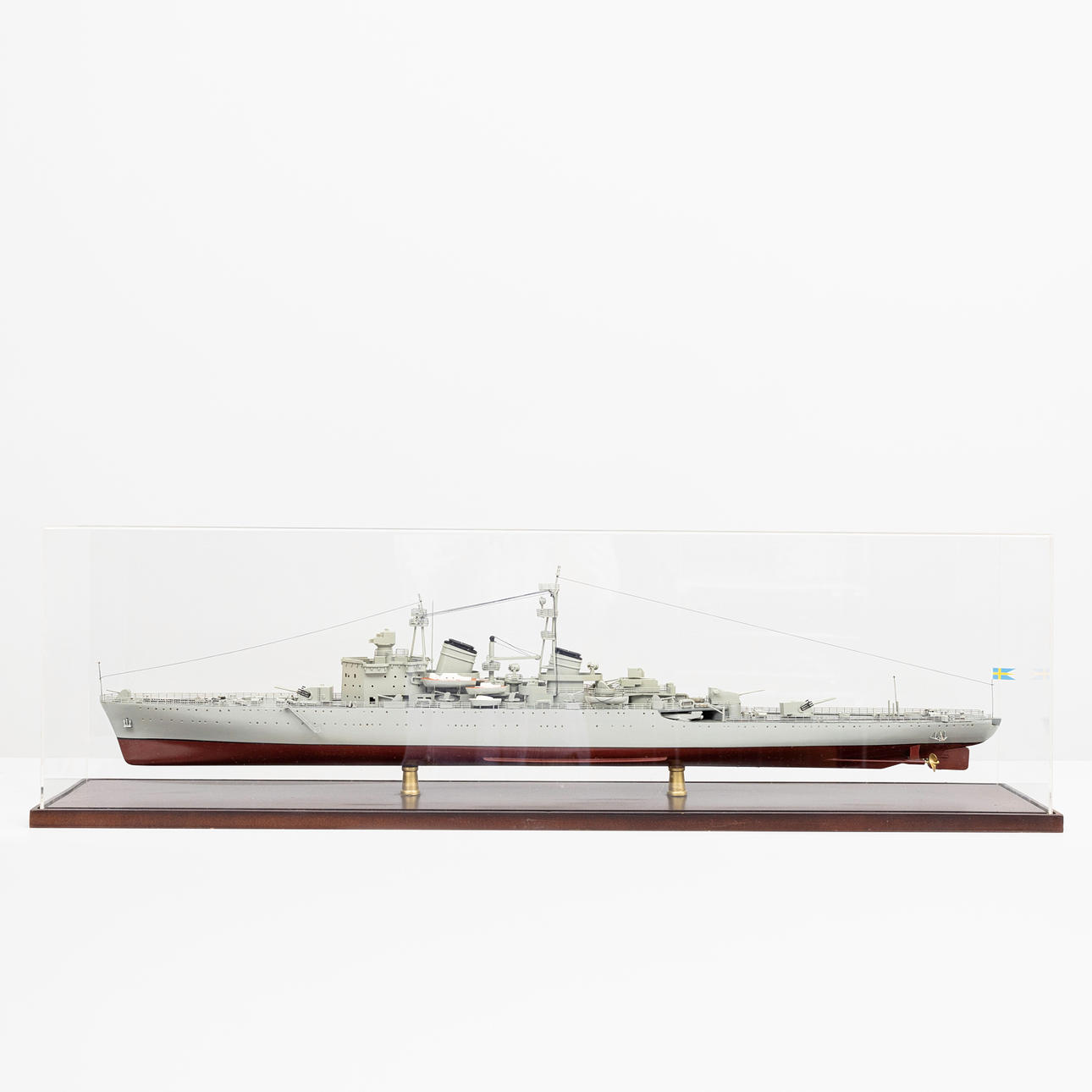 CRUISER HMS TRE KRONOR, ship model.