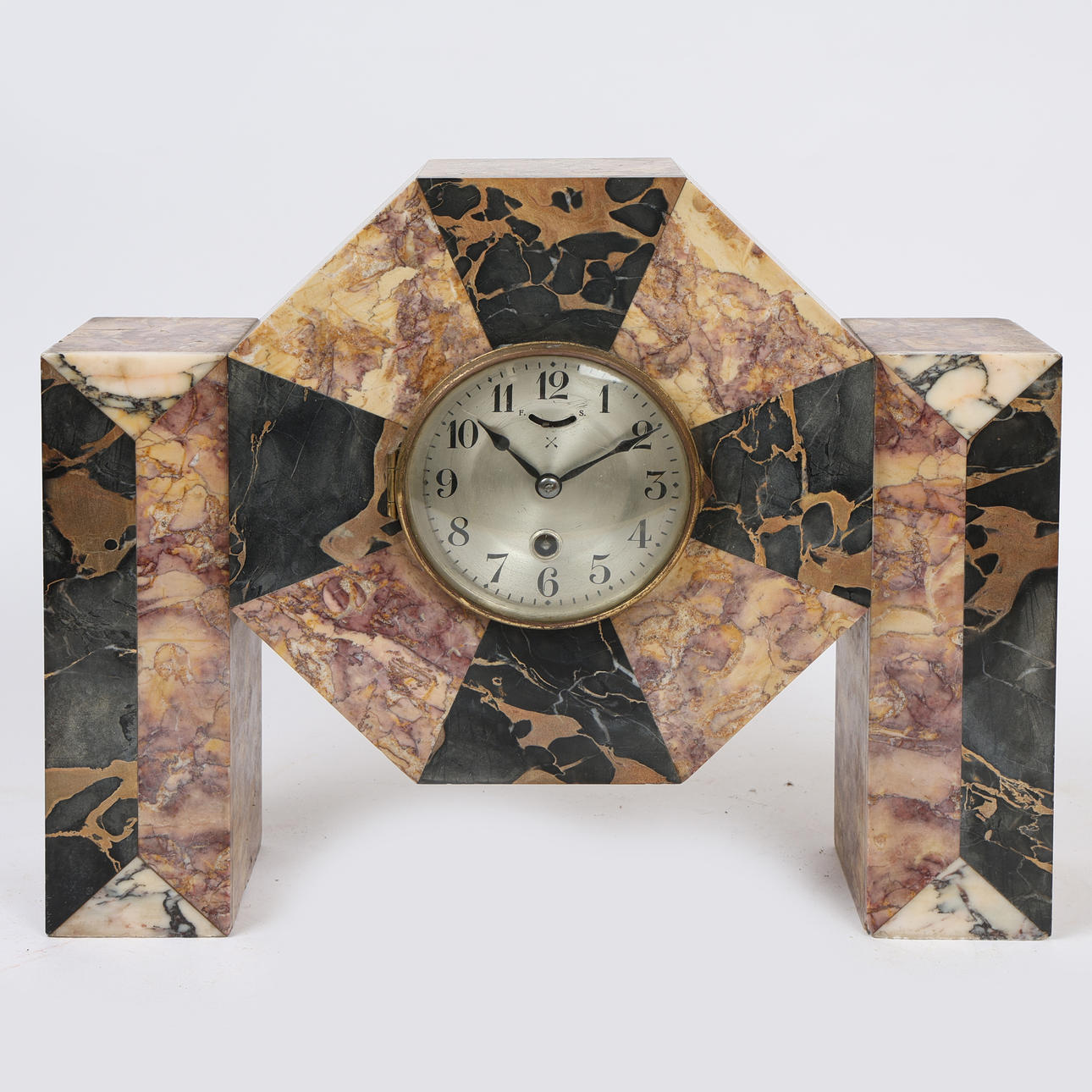 AN ART DECO MARBLE MANTEL CLOCK.
