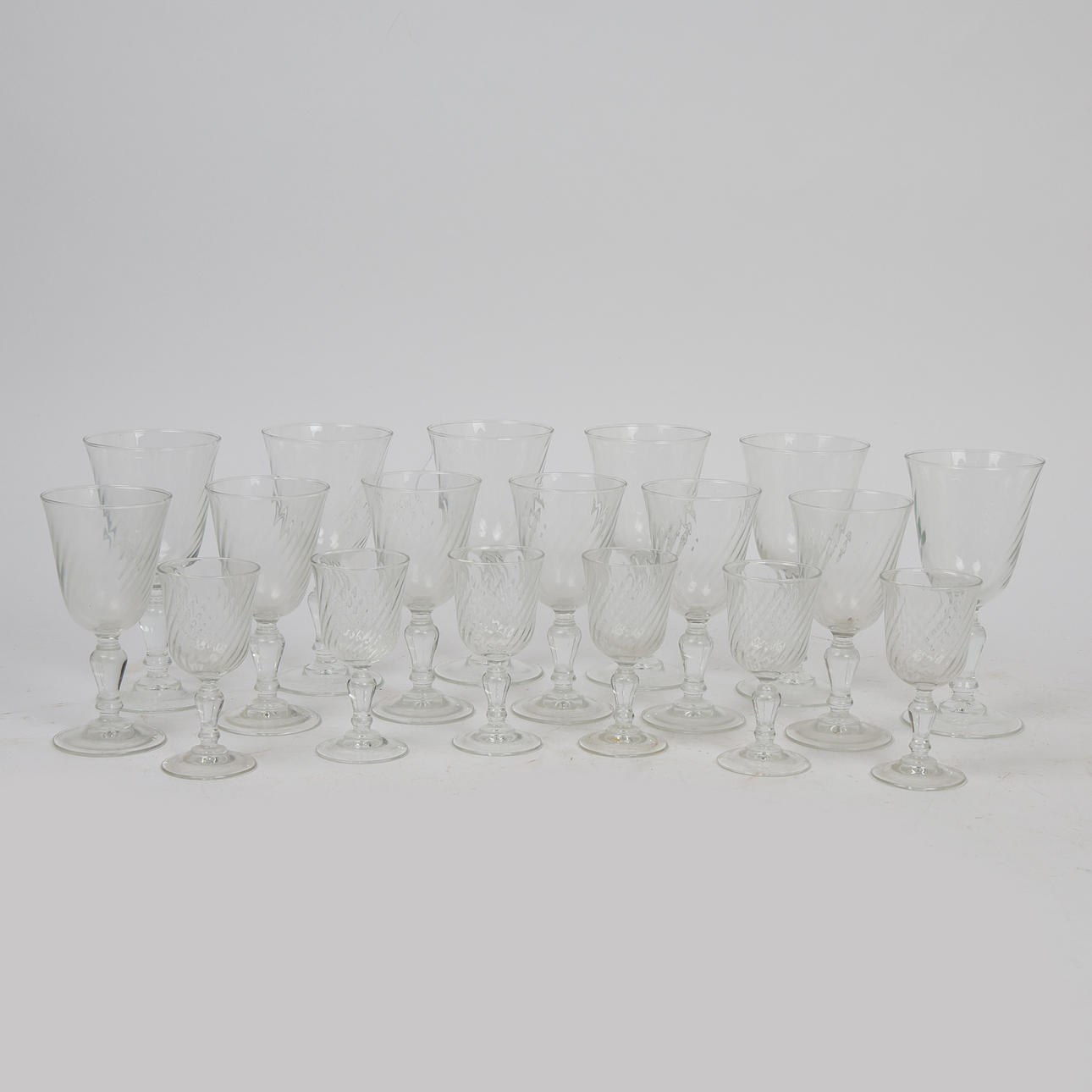 ETT SET MED ARTON FRANSKA VINGLAS (18).