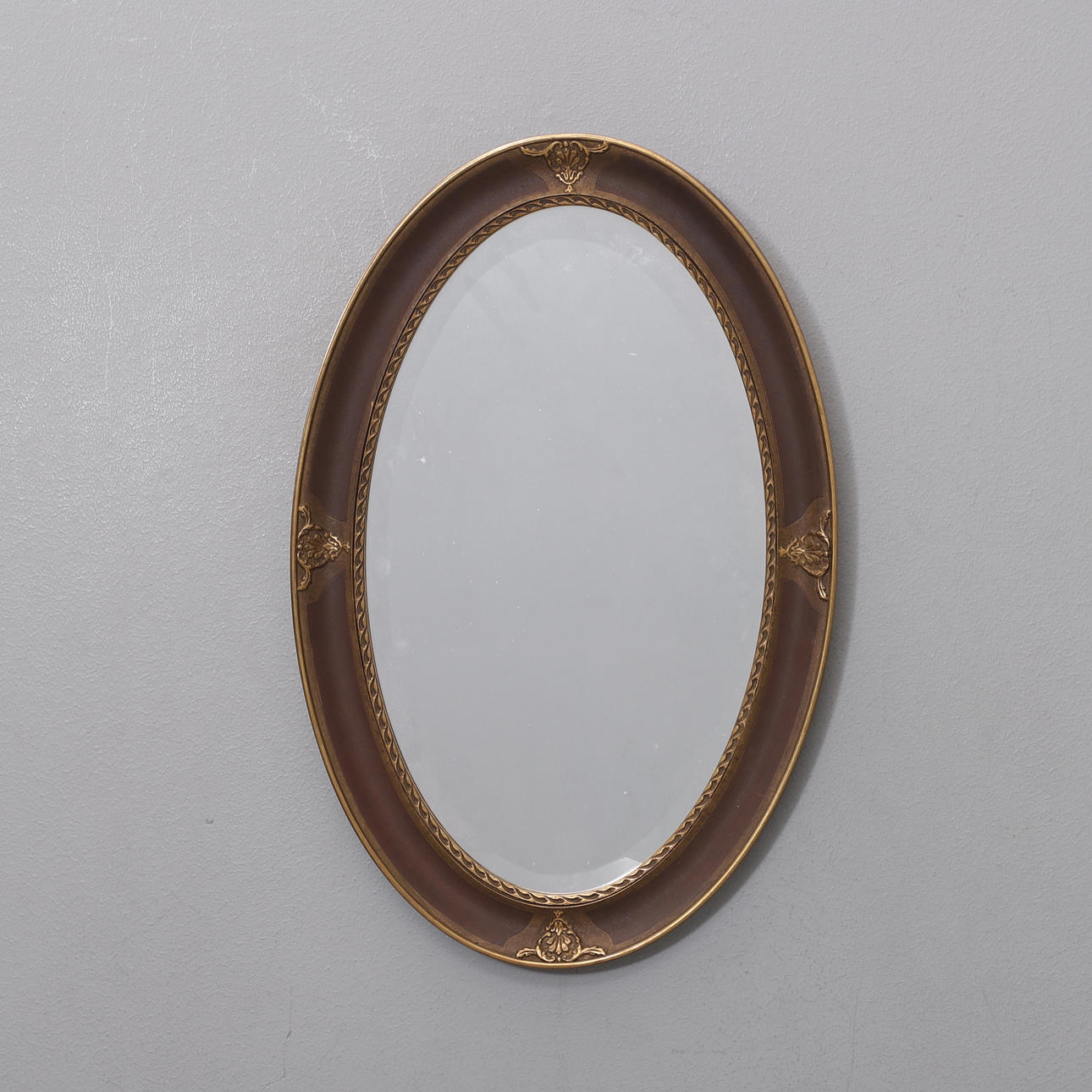 SPEGEL, Oval, 1900-talets första hälft.