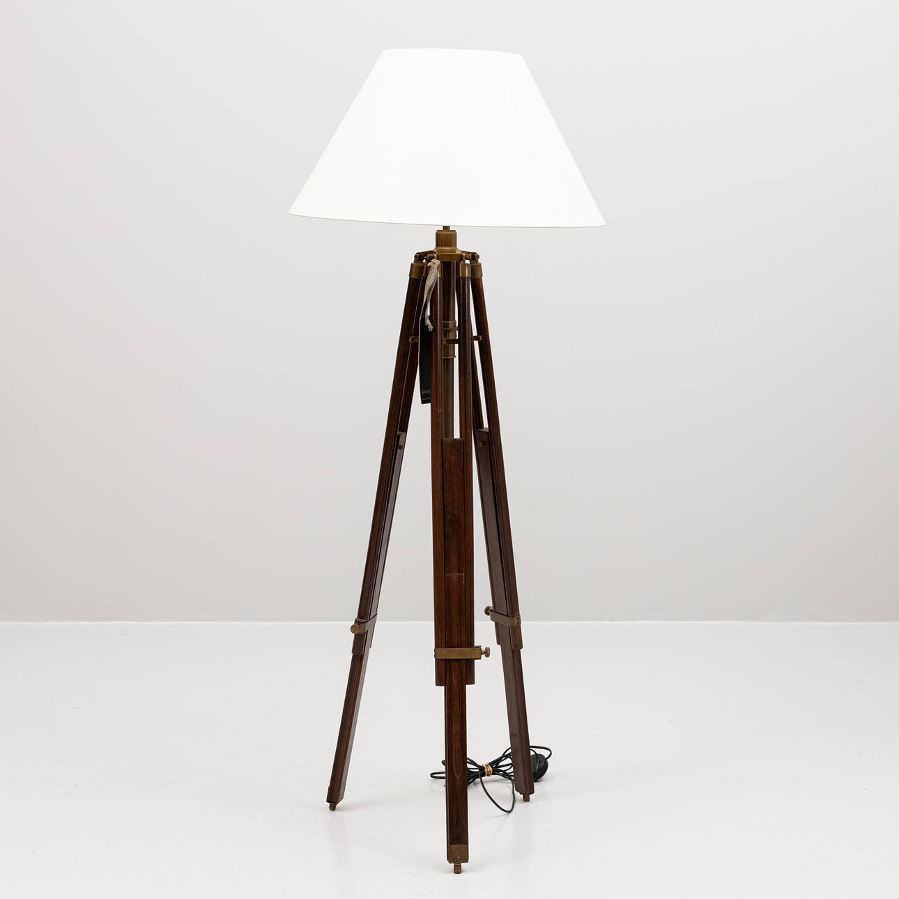 Eine moderne Eichholtz-Stehlampe.