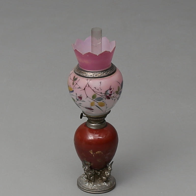 FOTOGENLAMPA, 1800/1900-tal med skärm av flussglas.