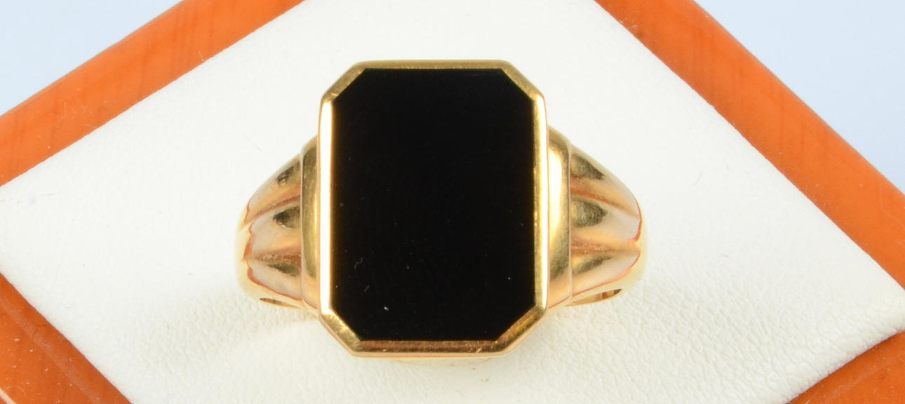 KLACKRING MED ONYX, 18K.