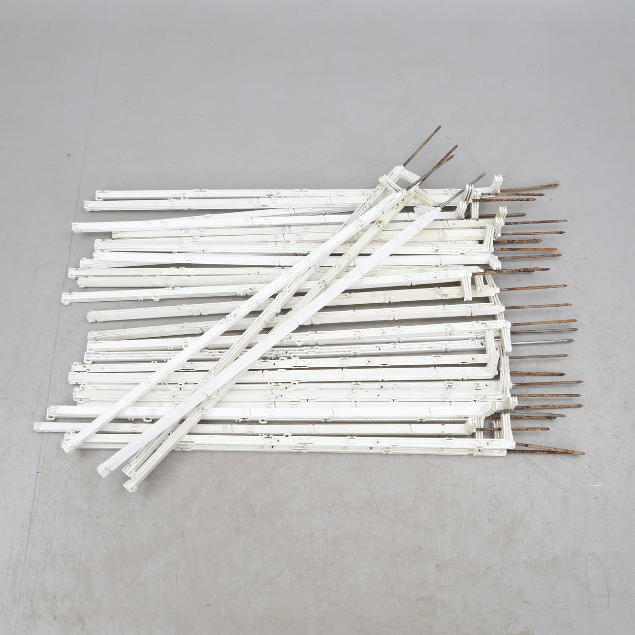 ELSTÄNGSELSTOLPAR, 31 stycken.