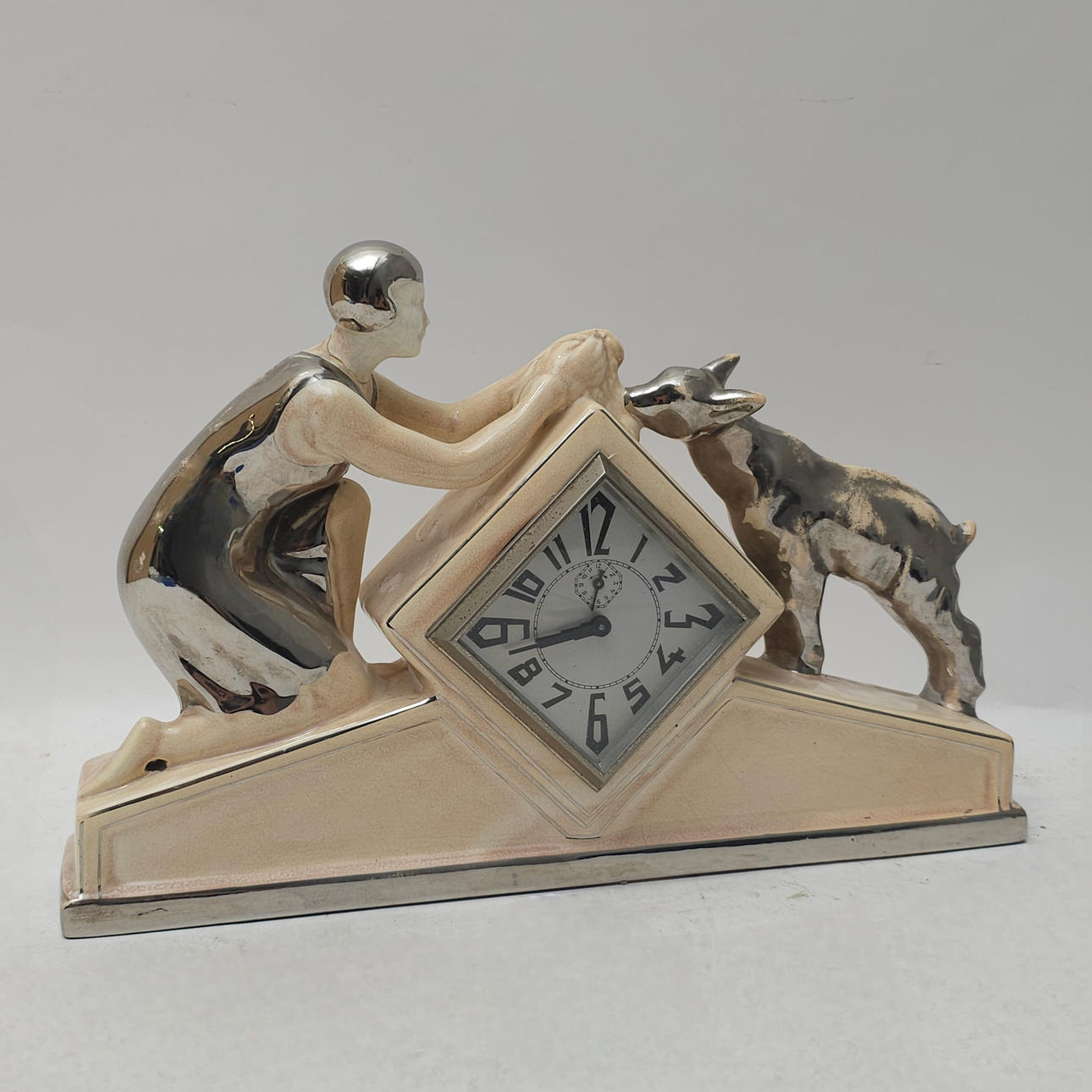 CLOCK IN ENAMELED PORCELAIN, ART DECO.