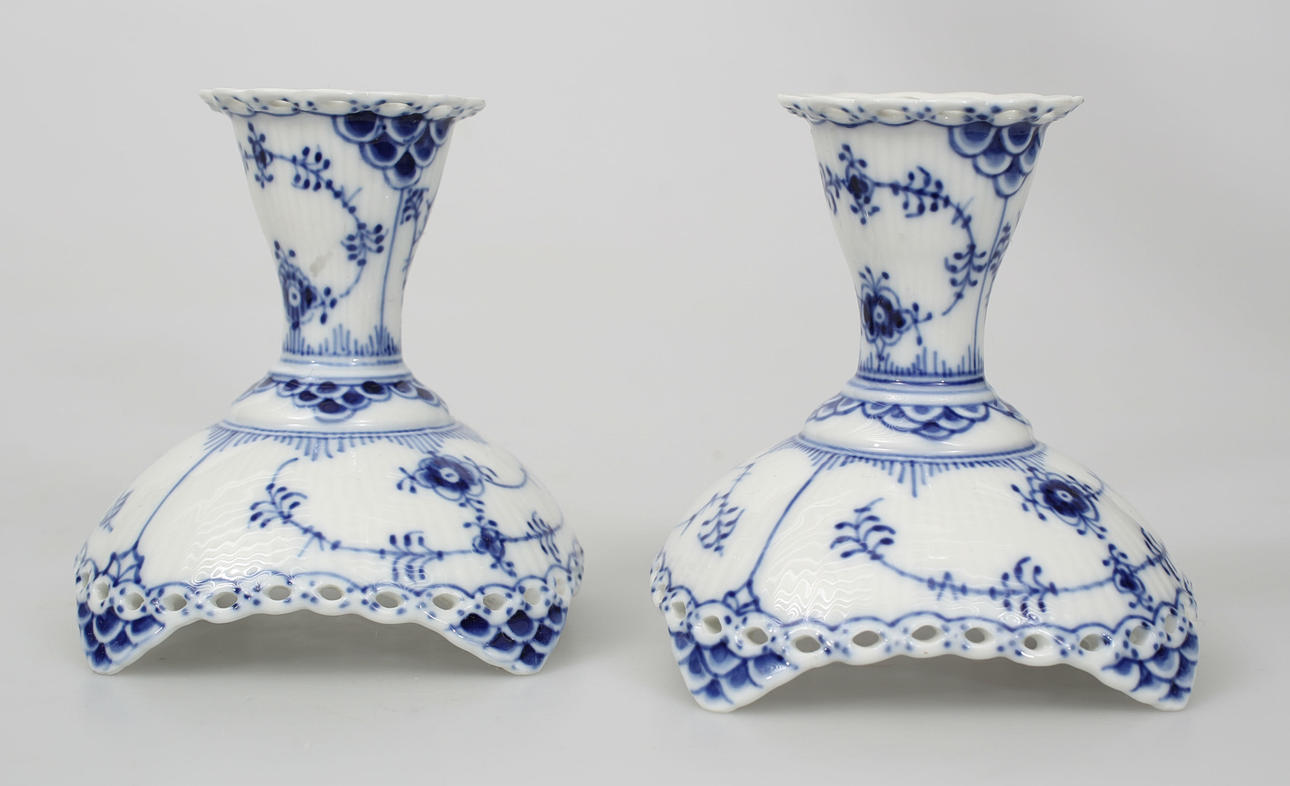 LJUSSTAKAR, porslin, nummer 1138, "Musselmalet", helblond, Kunglig Dansk.