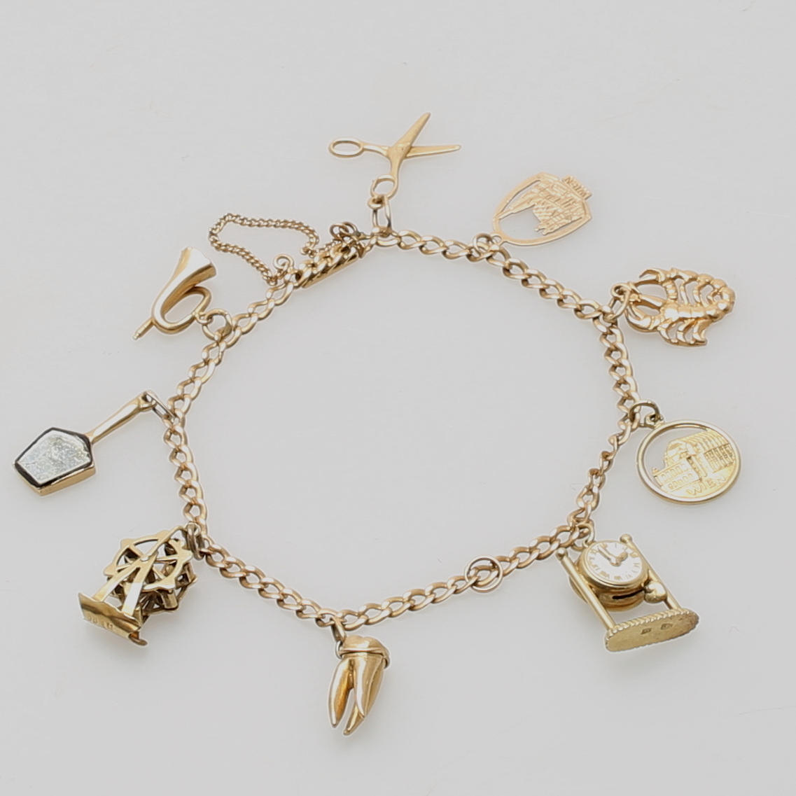 ARMBAND, 18k gulguld, med berlocker, total vikt 15,95 gram.