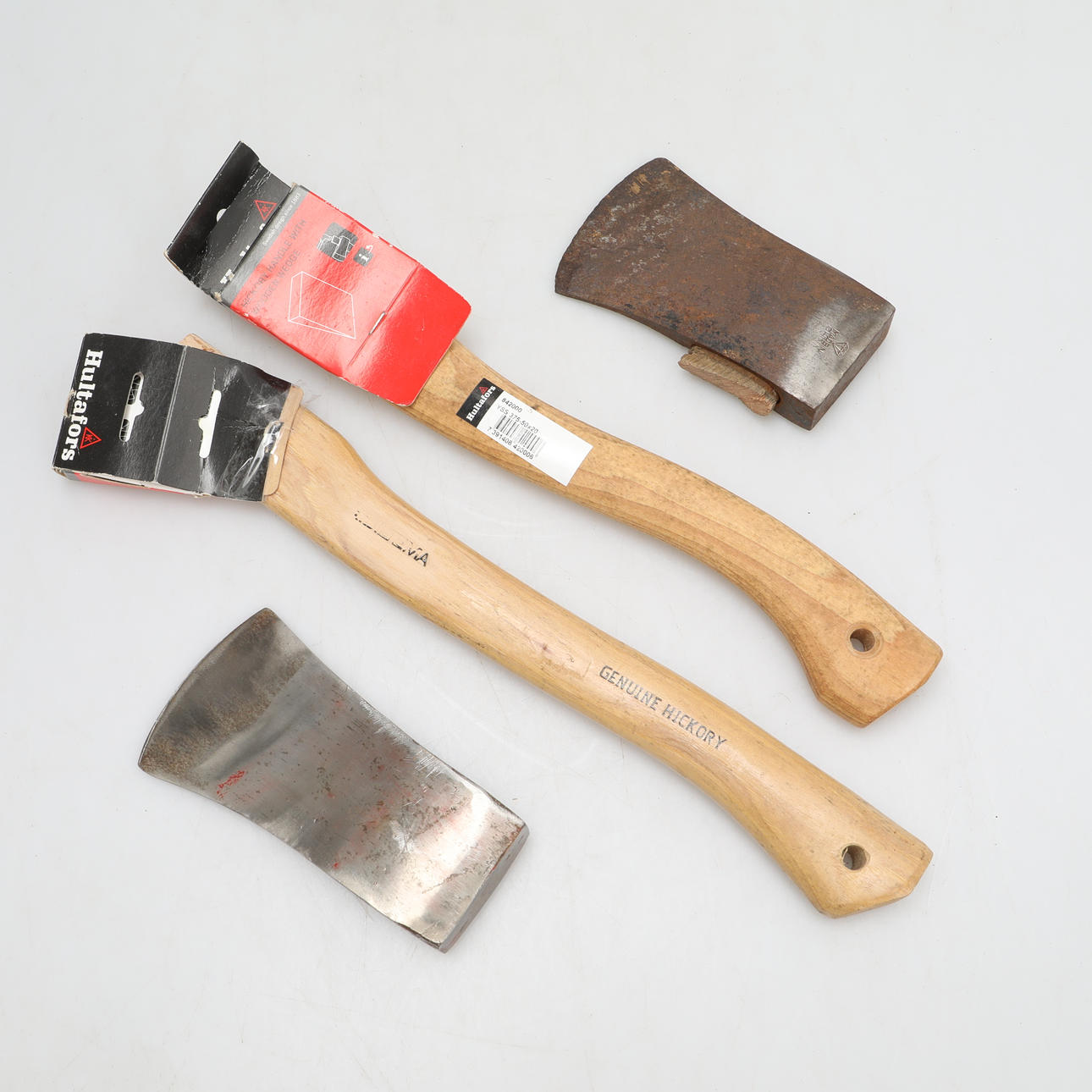 EJE DE HACHA y dos cabezas de hacha.