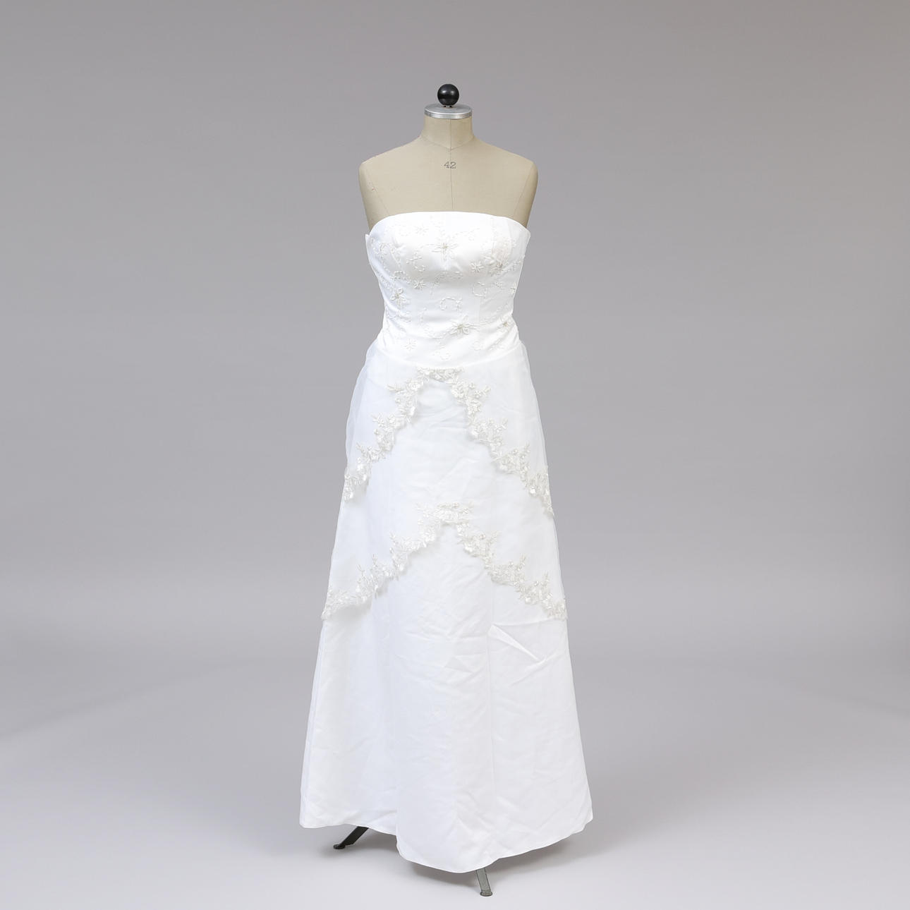 BRUDKLÄNNING, huvudsakligen silke.