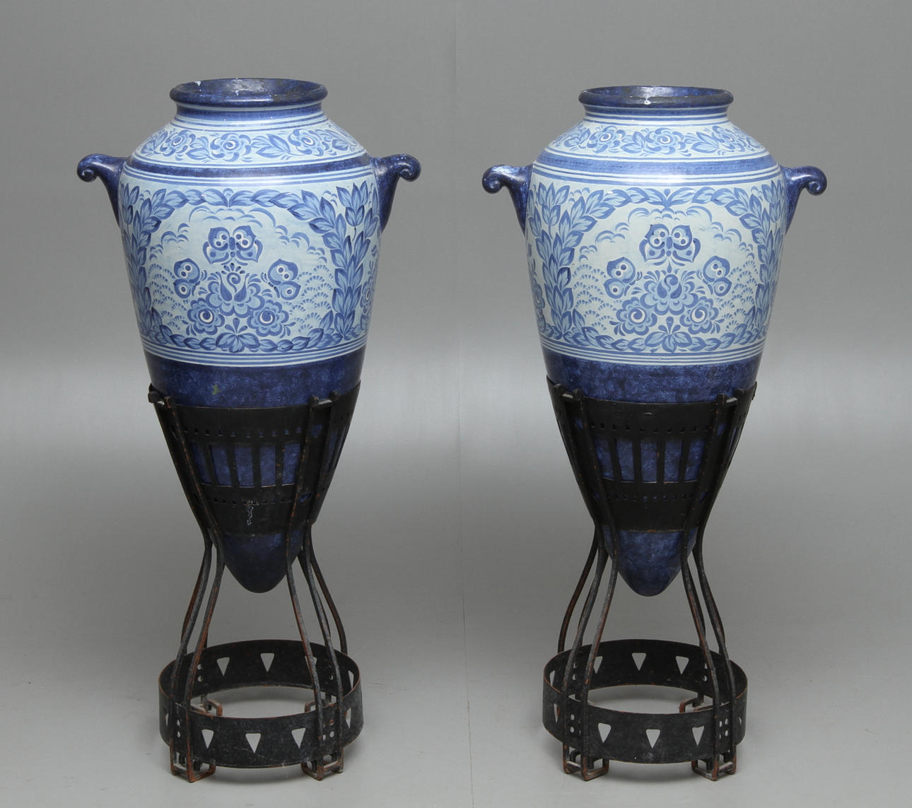 AMFOROR, 1 par, på benställning, signerade HP för Harald Pettersson, Uppsala-Ekeby, 1880-1930.