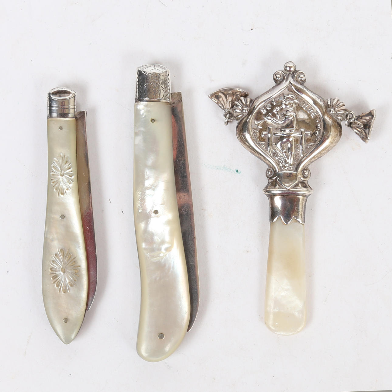 ZWEI SILBERNE FRUCHTMESSER UND EINE BABYRASSEL (3).