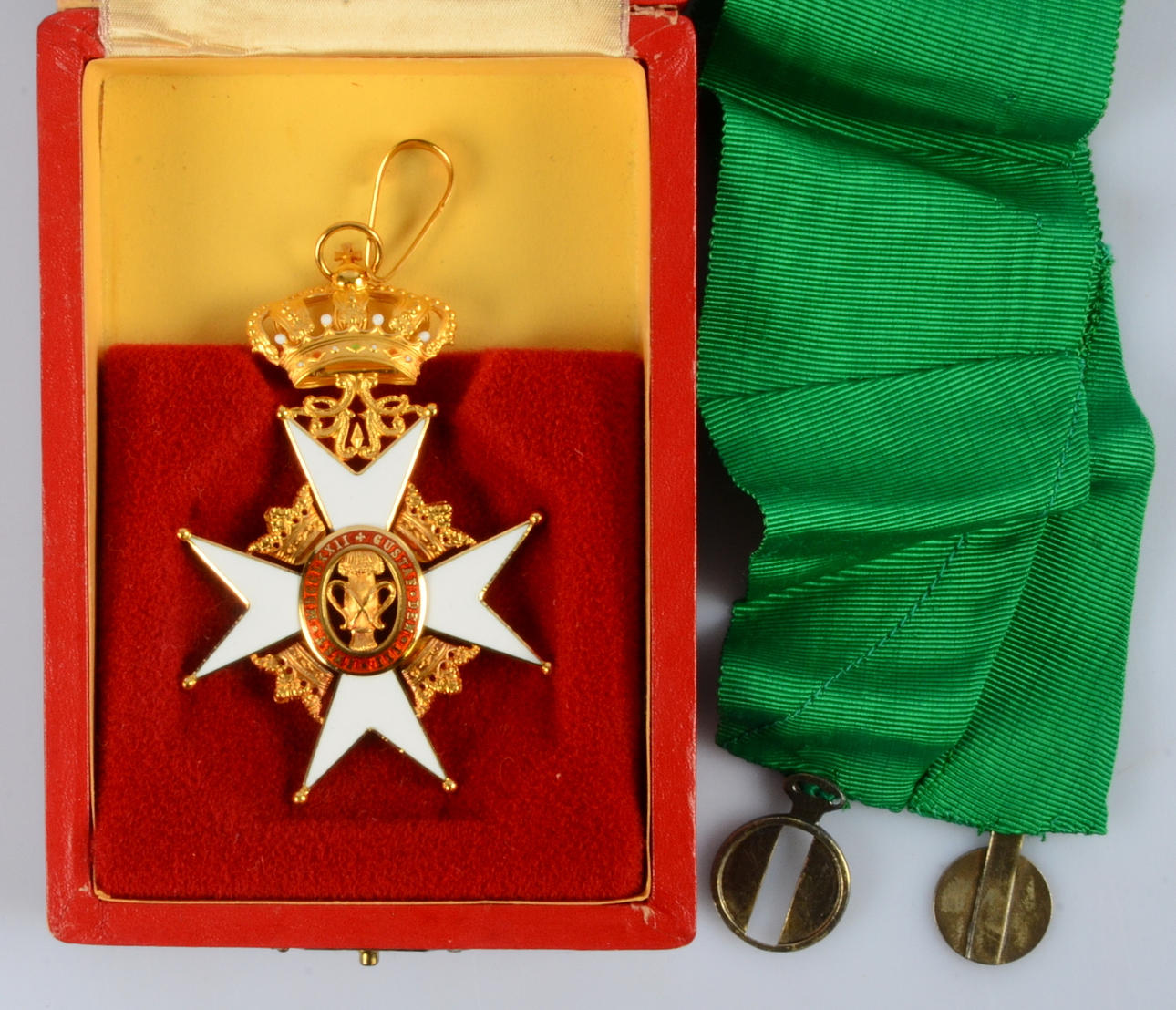 HALSTECKEN FÖR KOMMENDÖR. Vasaorden. 18K guld och emalj.