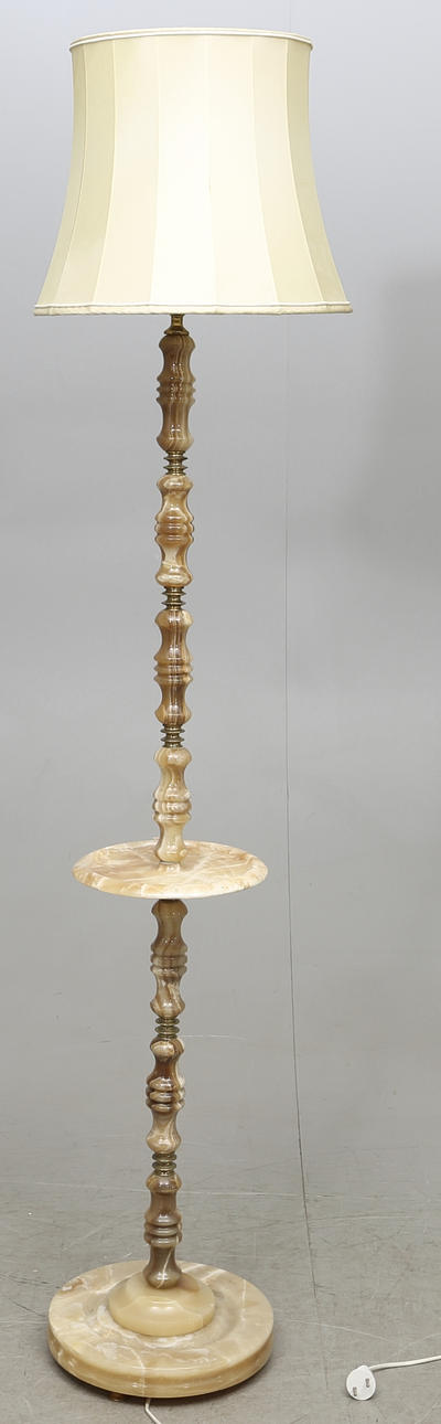 GOLVLAMPA. alabaster, 1900-talets andra hälft.