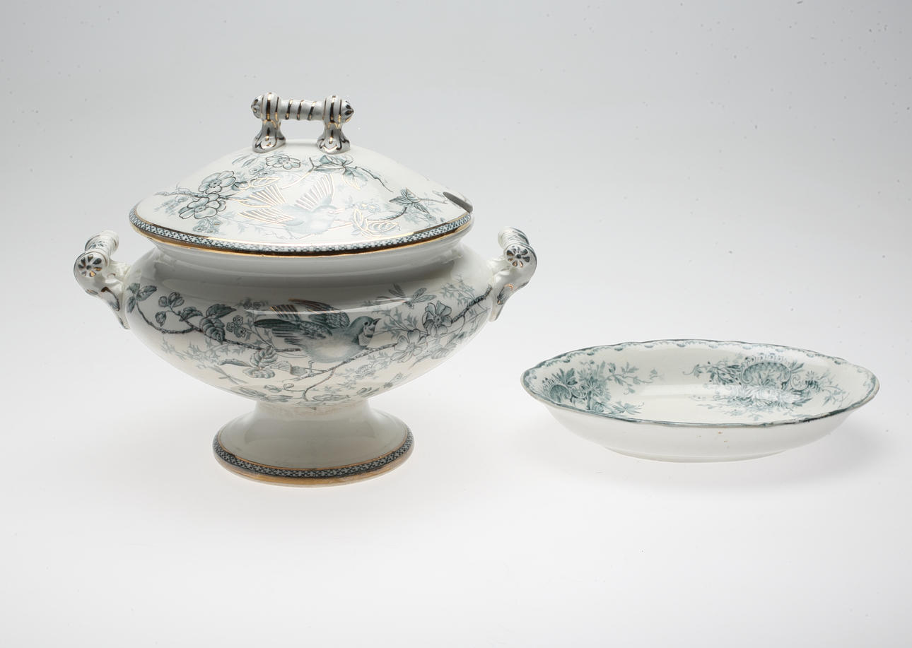 TERRIN samt FAT, keramik, "Wäxiö guld" samt "Gröna Anna", 1900-tal.