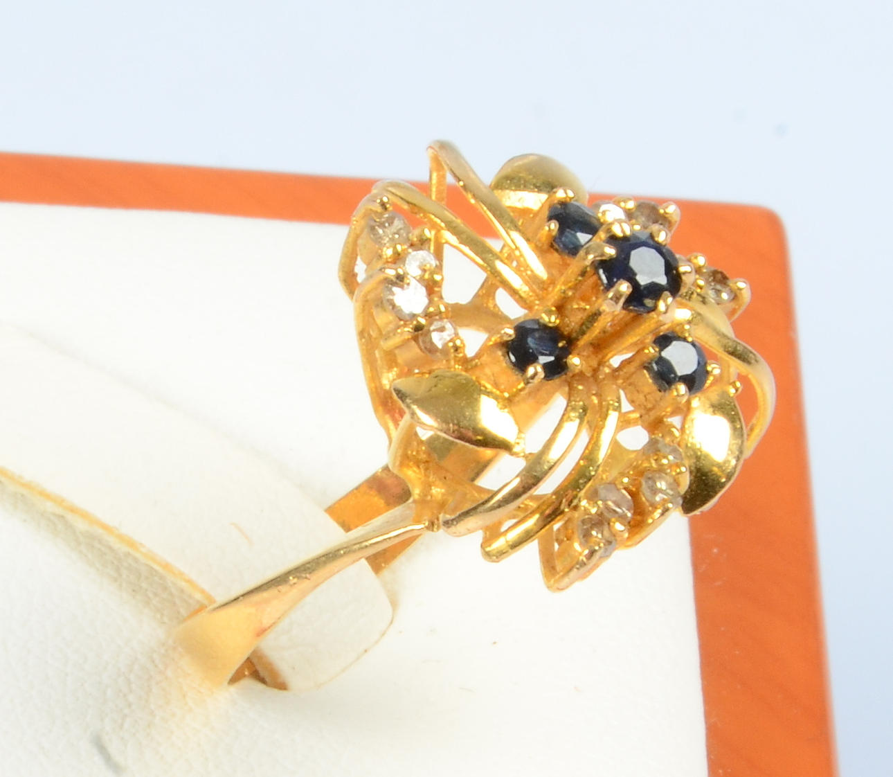 DIAMANTRING MED SAFIRER, 18K.