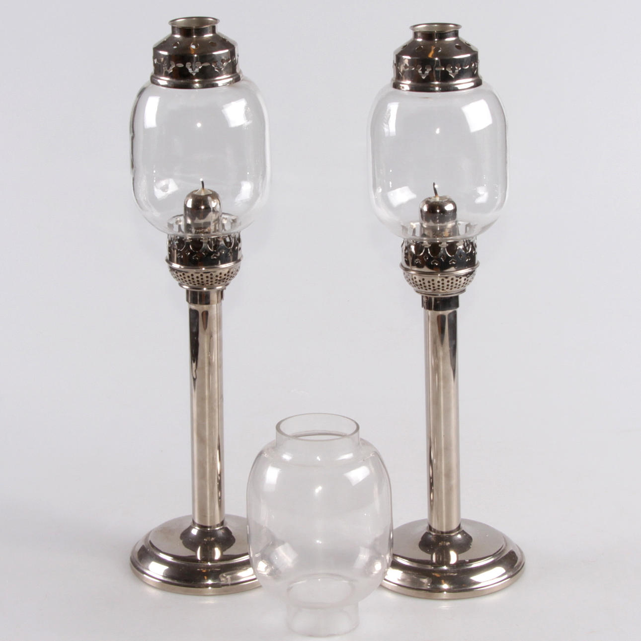 LJUSSTAKAR, ett par, Karlskrona Lampfabrik, tidigt 1900-tal.