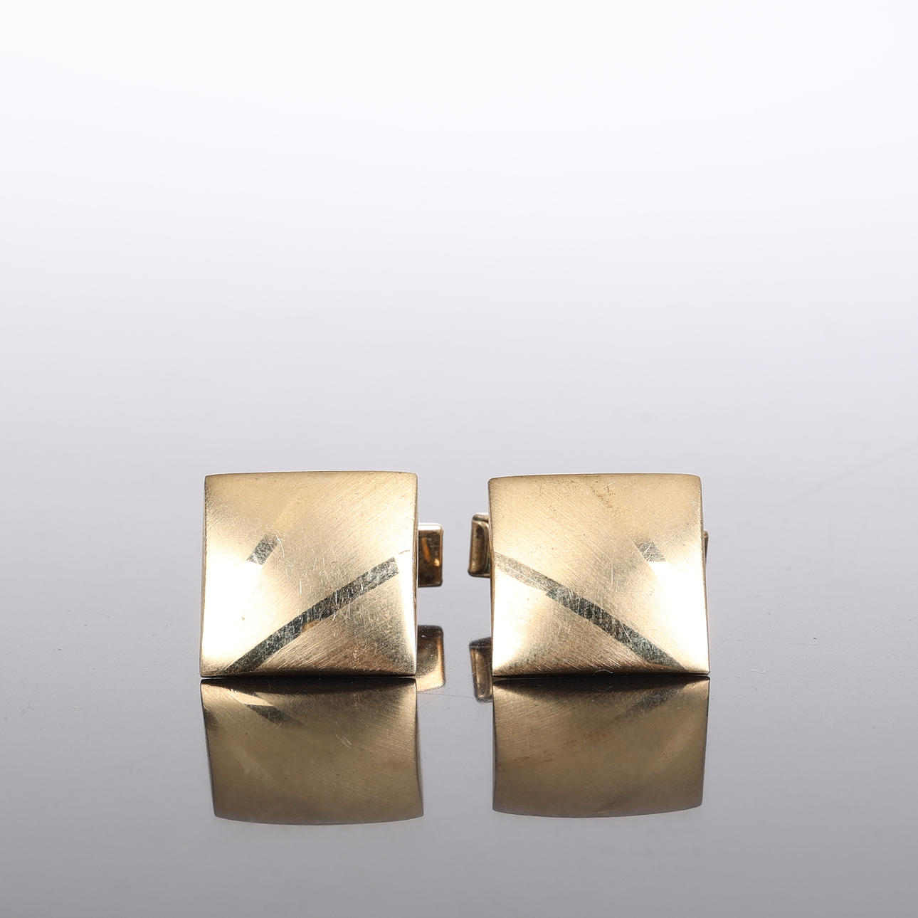 CUFFLINKS, Gold plated sterling silver.