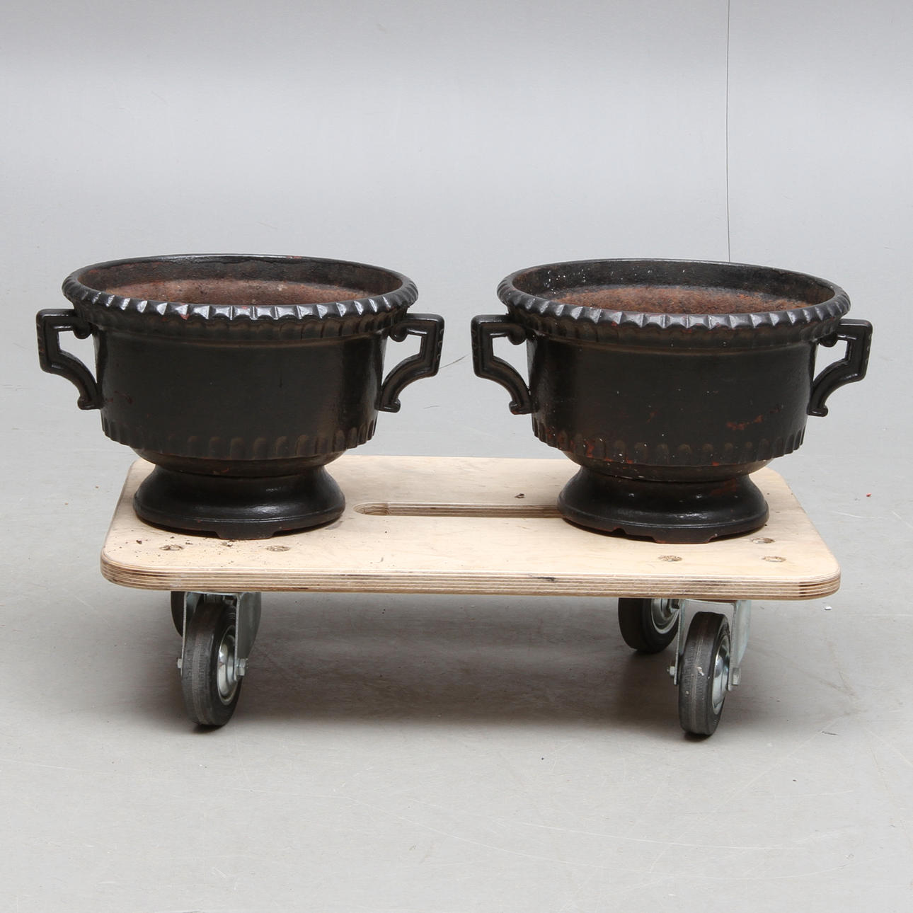 TRÄDGÅRDSURNOR, 1 par, med hänklar, gjutjärn, 1900-tal.