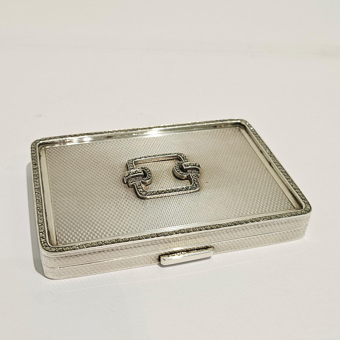 ART DECO CASE IN SILVER AND MARQUESITAS.