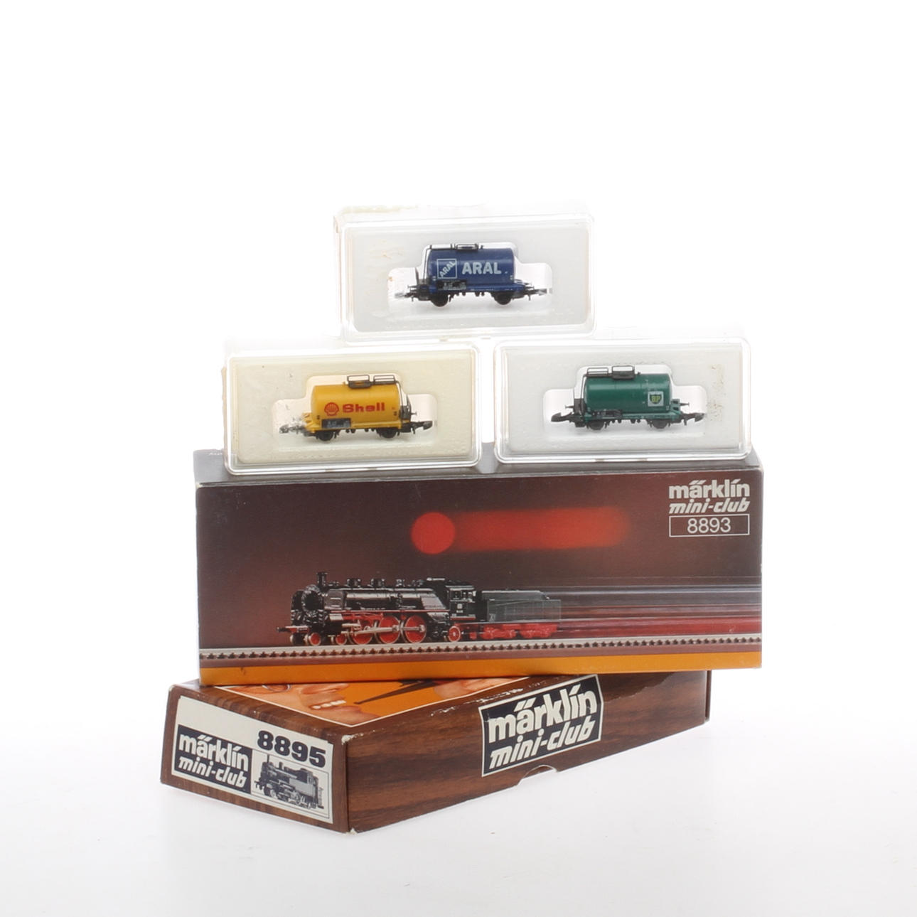 MÄRKLIN Z Mini-Club ånglok 8893, ånglok 8895 och 3 godsvagnar i originalkartonger.