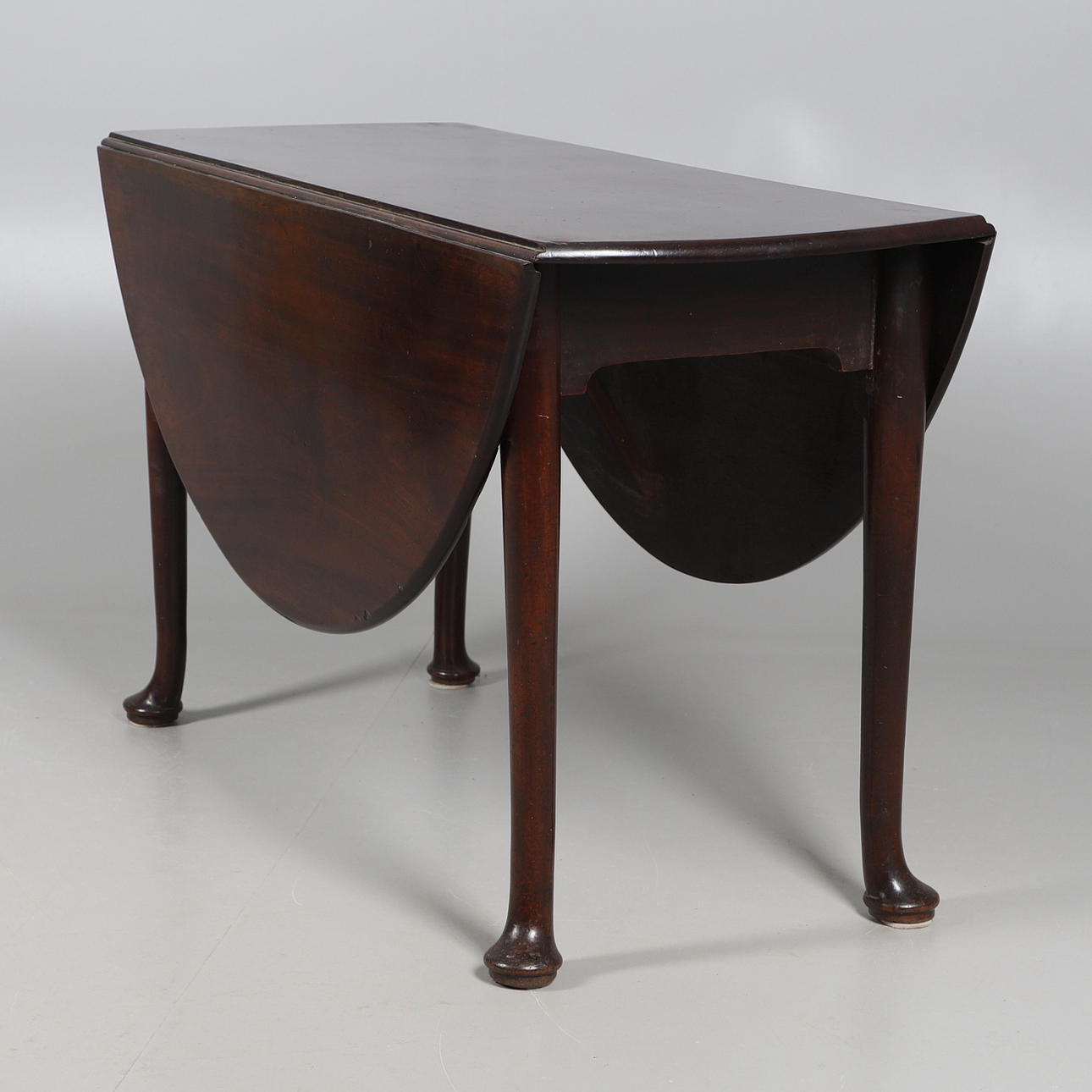 LÖVBORD, RÖTT VALNÖT, 1700-TALETS MITT.