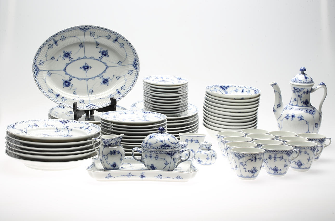 KAFFE och MATSERVIS, 76 delar, porslin, "Musselmalet" Royal Copenhagen, Danmark.