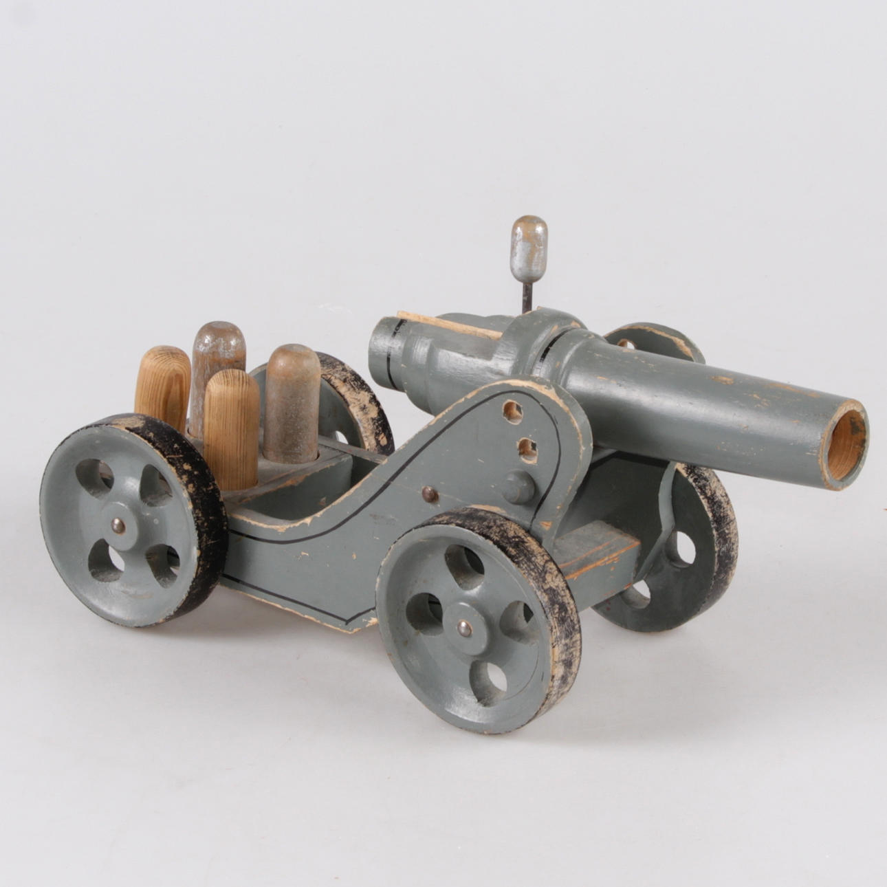 KANON, med projektiler, trä, omkring 1930.