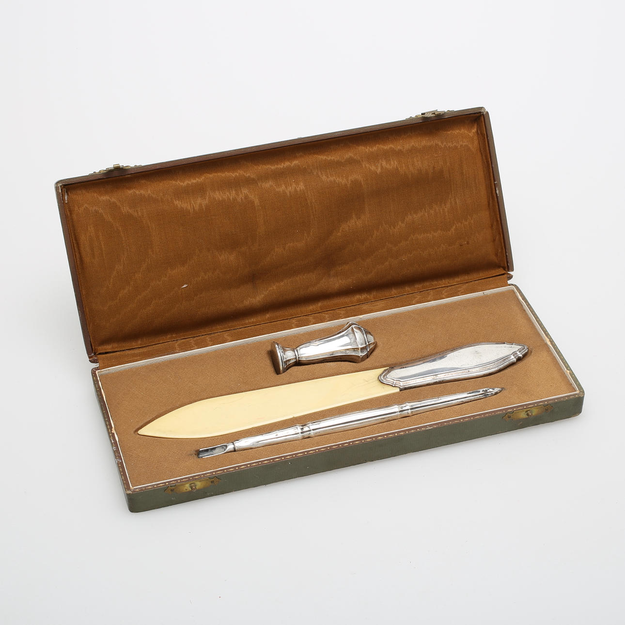 SKRIVSET; sigill, pennskaft, brevkniv i etui, silver, totalvikt 73 gram.
