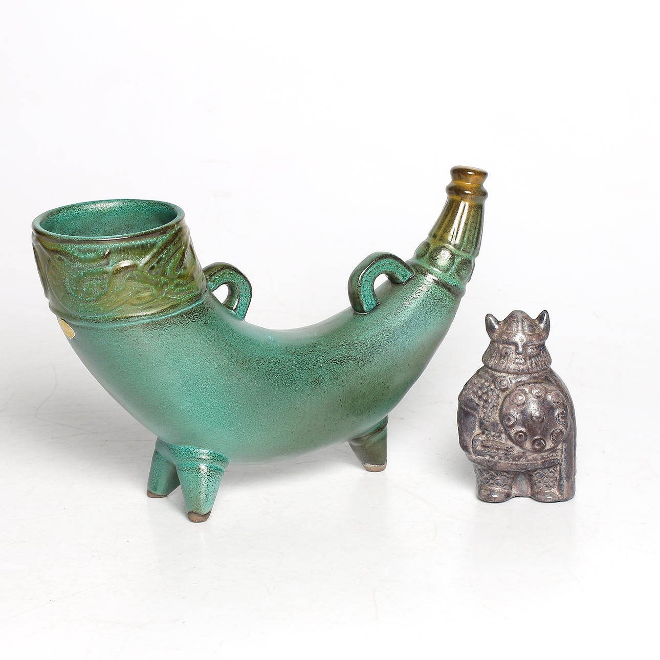VAS samt FIGURIN, 2 delar, vikingahorn och viking, Taisto Kaasinen, Upsala-Ekeby.