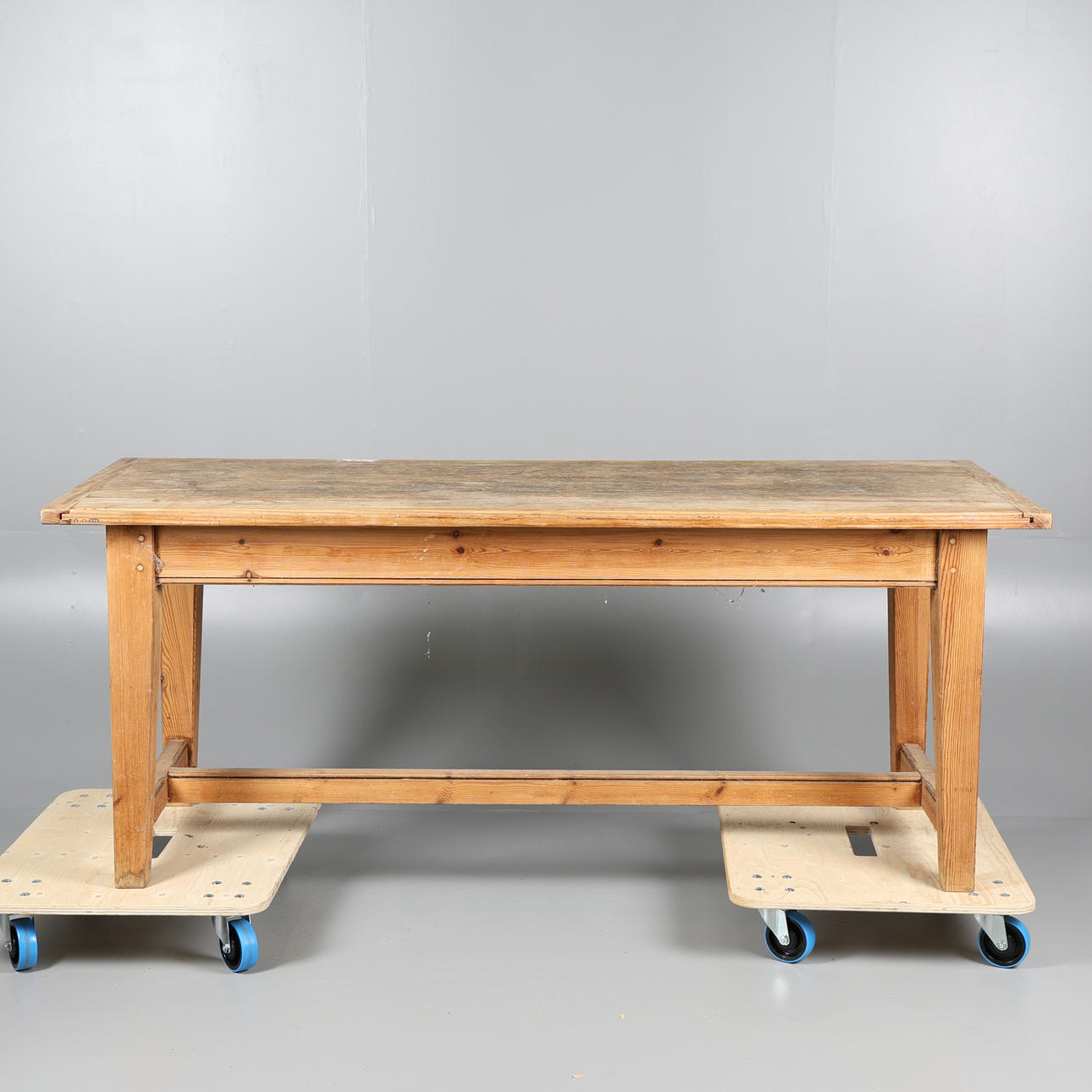 GROSSER RUSTIKALER BAUERNTISCH AUS KIEFERNHOLZ.