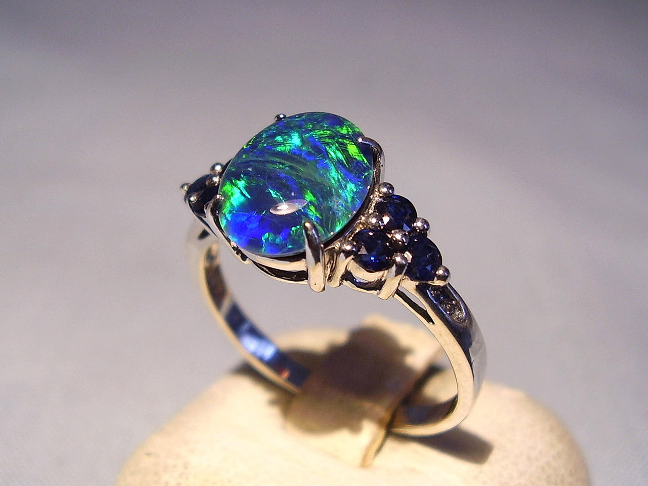 SVART OPAL RING MED BLÅ SAFIRER silver 925.