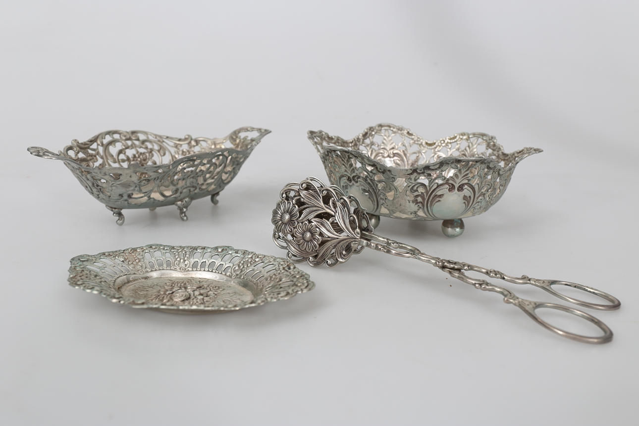 SKÅLAR OCH KONFEKTTÅNG, silver, 4 delar, 352,3 gram.